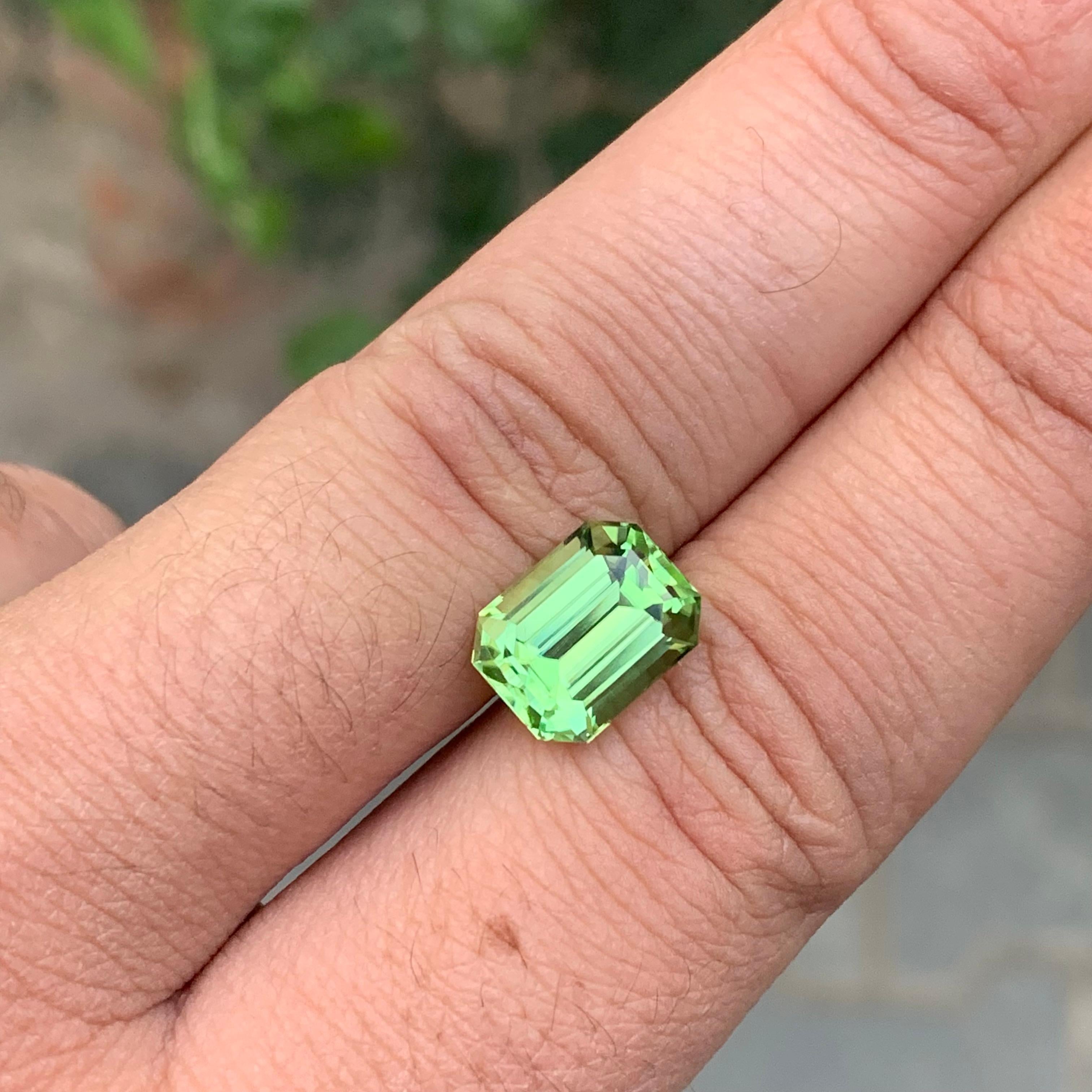 5,15 Karat natürlicher loser birnengrüner Peridot in Smaragdform Edelstein im Angebot 3
