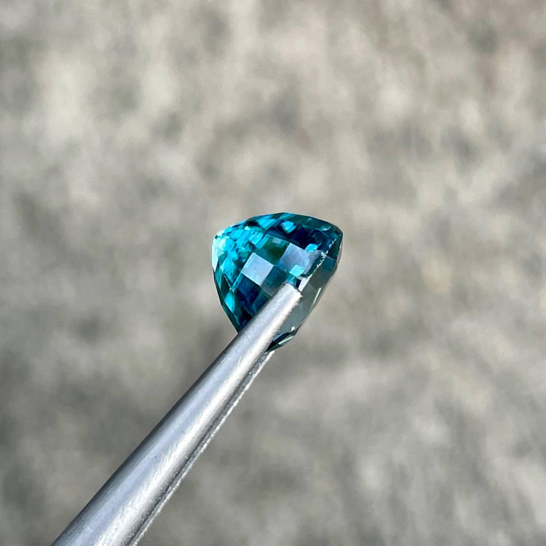 5.15 carats Blue Zircon Stone Round Cut Natural Cambodian Gemstone In New Condition For Sale In Bangkok, TH