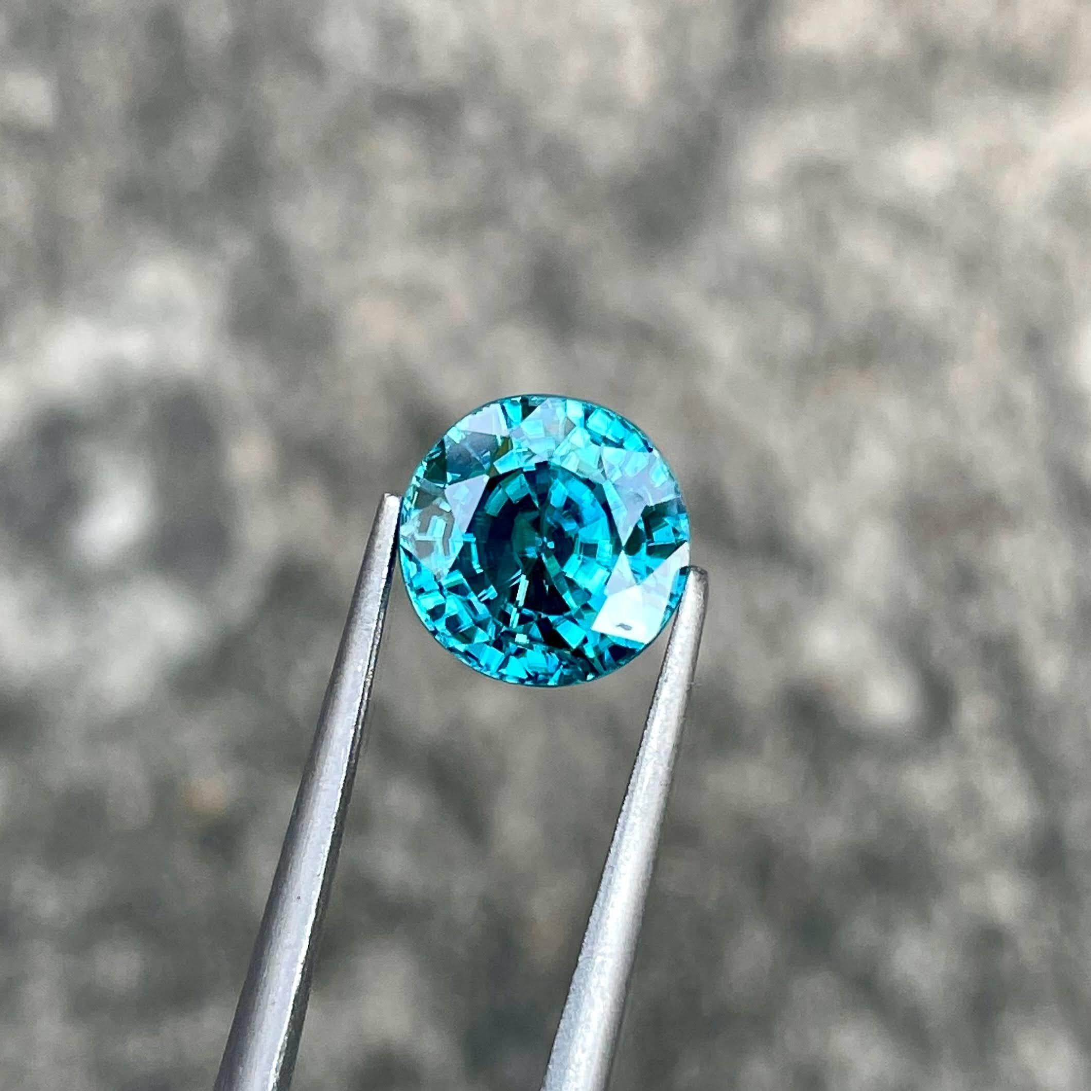 5.15 carats Blue Zircon Stone Round Cut Natural Cambodian Gemstone For Sale 2