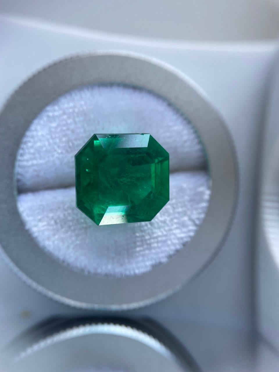 Questo squisito smeraldo colombiano da 5,15 carati è un vero e proprio capolavoro della natura, che mostra l'impareggiabile bellezza e il fascino di una delle gemme più ricercate al mondo. Sapientemente tagliato in una classica forma a ottagono,