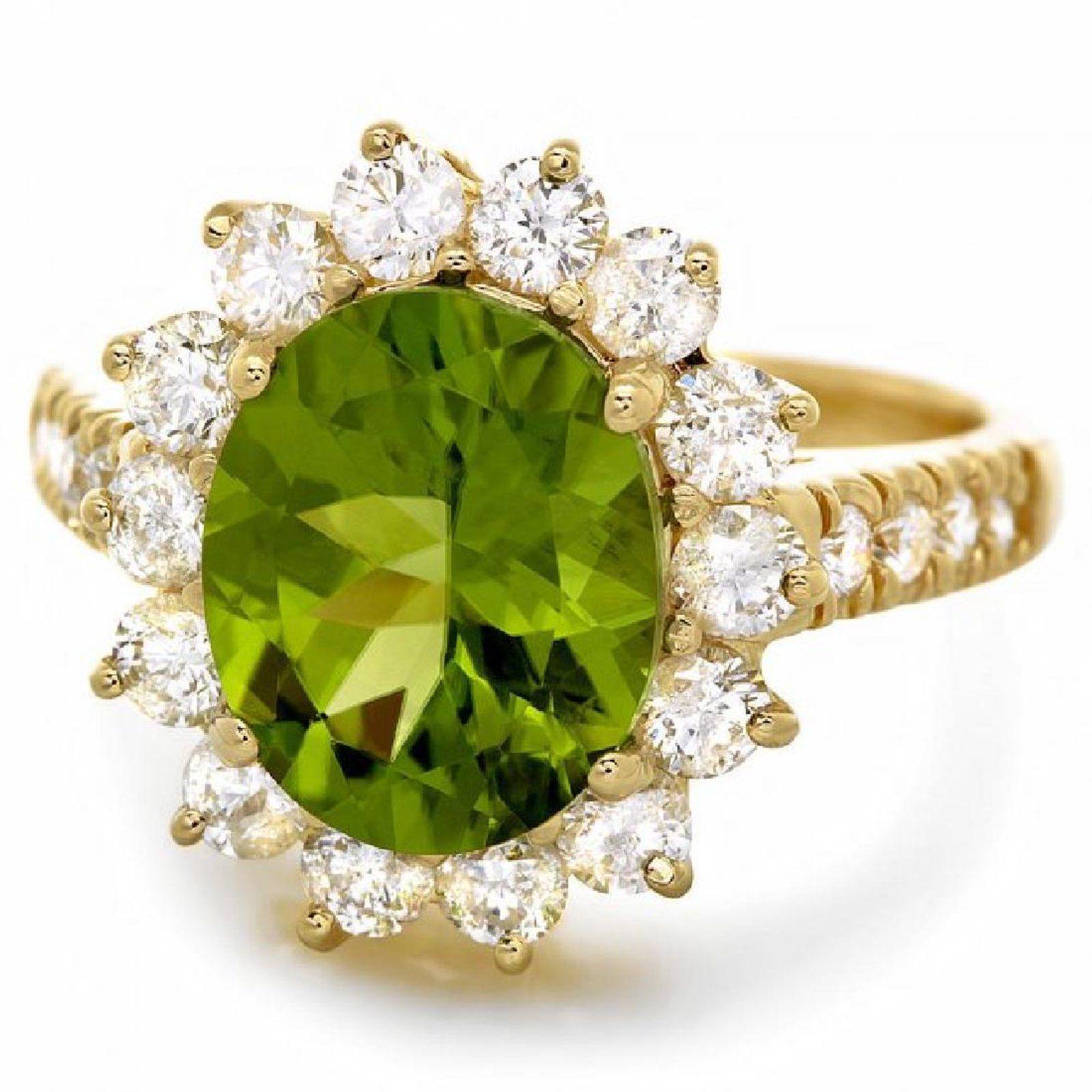 5.15 Carat Impressive Natural Peridot and Diamond 14 Karat Yellow Gold Ring In New Condition For Sale In Los Angeles, CA