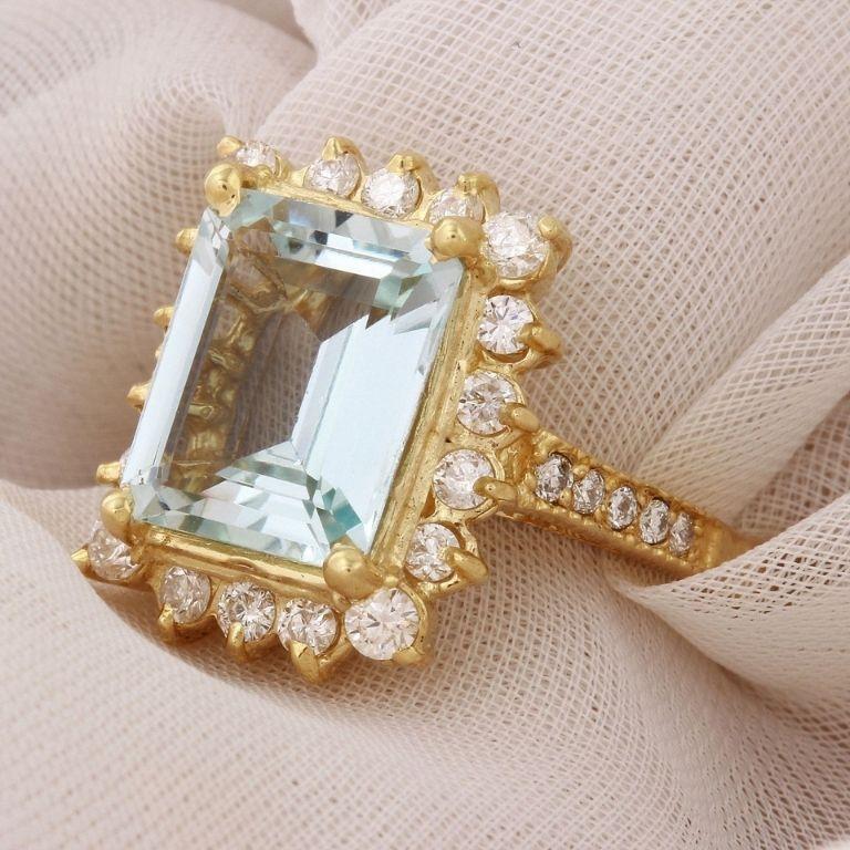 5.15 Carat Natural Aquamarine and Diamond 14 Karat Solid Yellow Gold Ring In New Condition For Sale In Los Angeles, CA