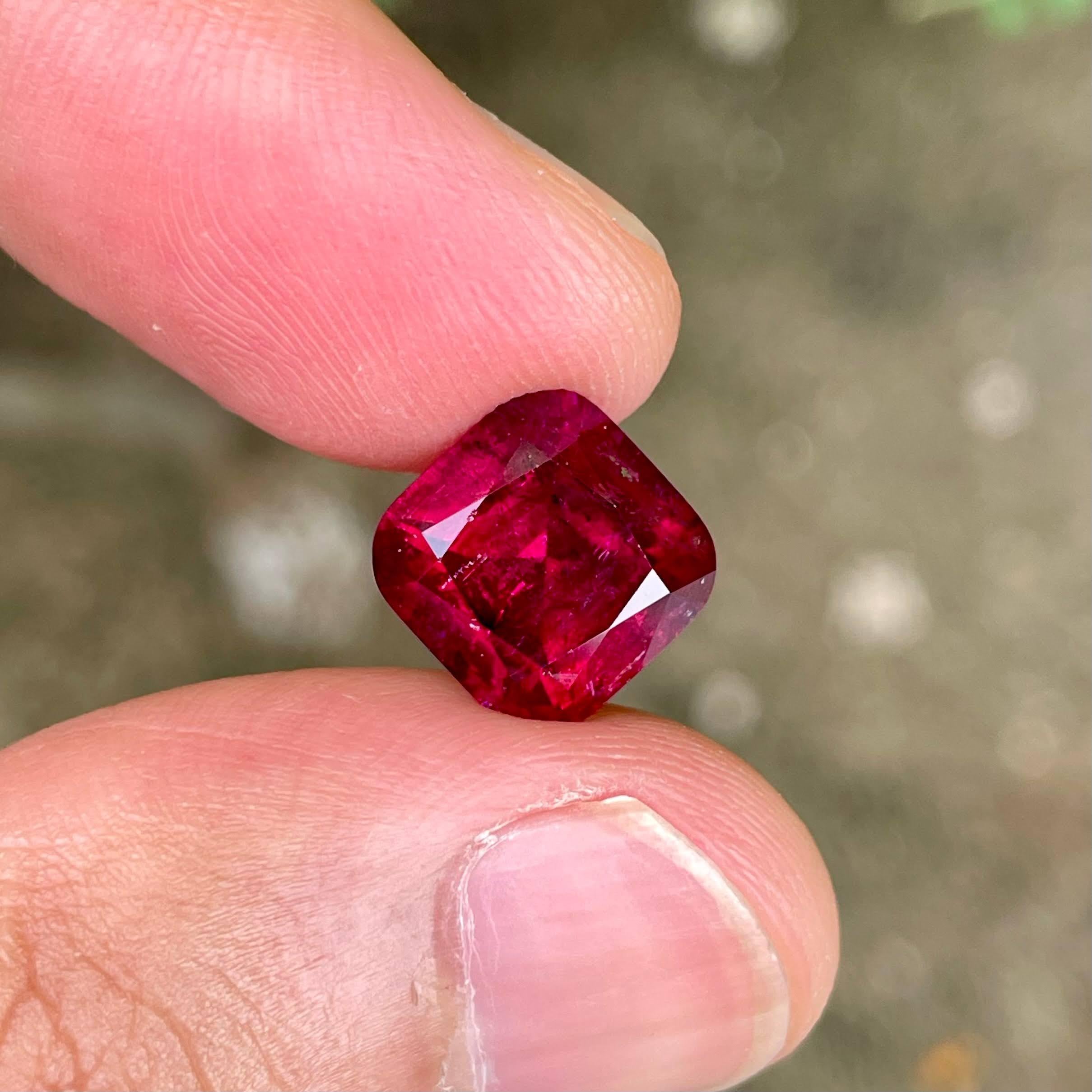 Poids 5,15 carats 
Dimensions 10.2x10.1x7.1 mm
Traitement aucun 
Origine Afghanistan 
Clarté incluse 
Coussin de forme 
Coupe fantaisie coussin 



a tourmaline rouge rubellite de 5,15 carats est une pierre précieuse exquise connue pour sa couleur
