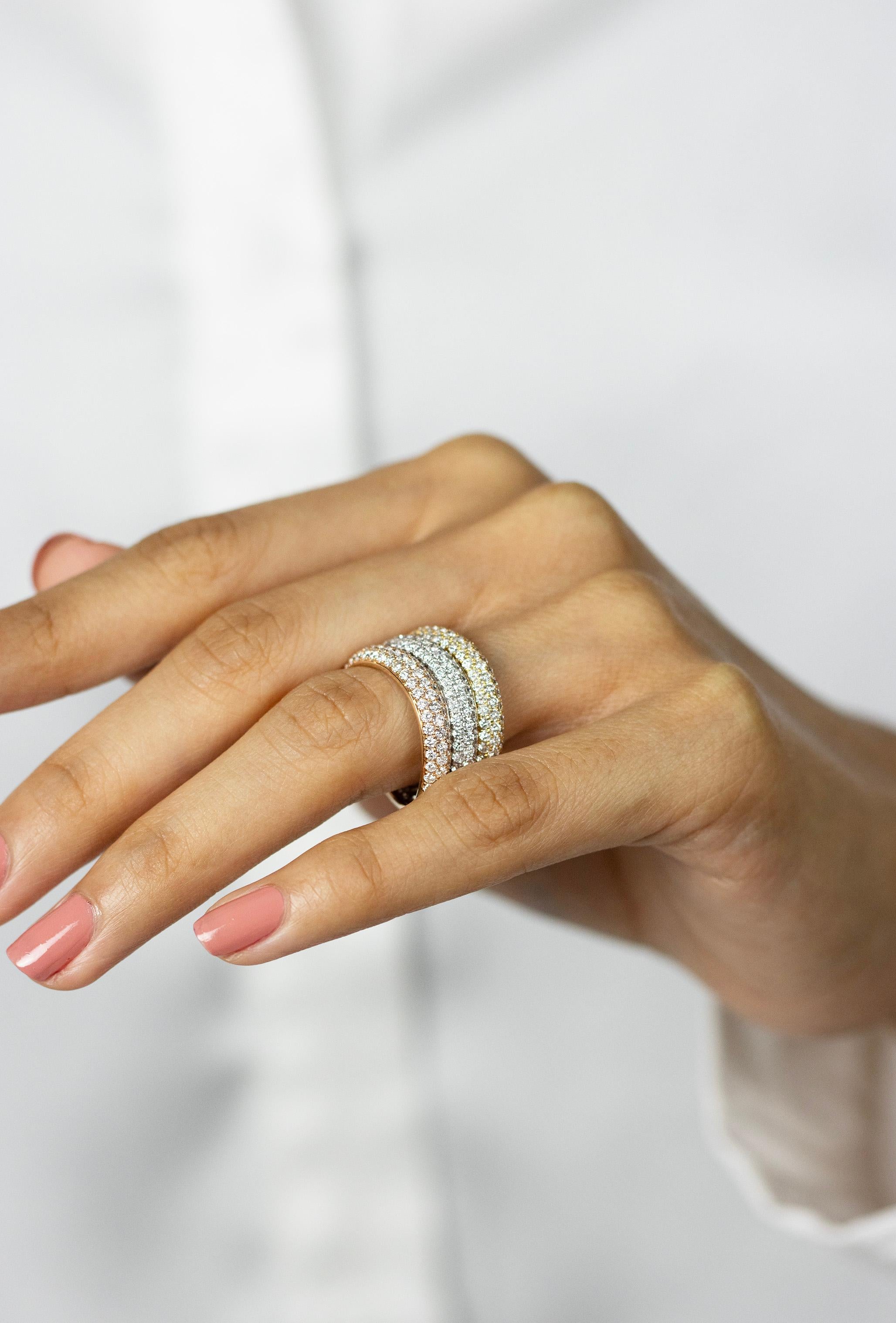5,15 Karat Gesamter runder Diamant Mikro-Pave Trio Tri-color Eternity Mode Ring Damen im Angebot