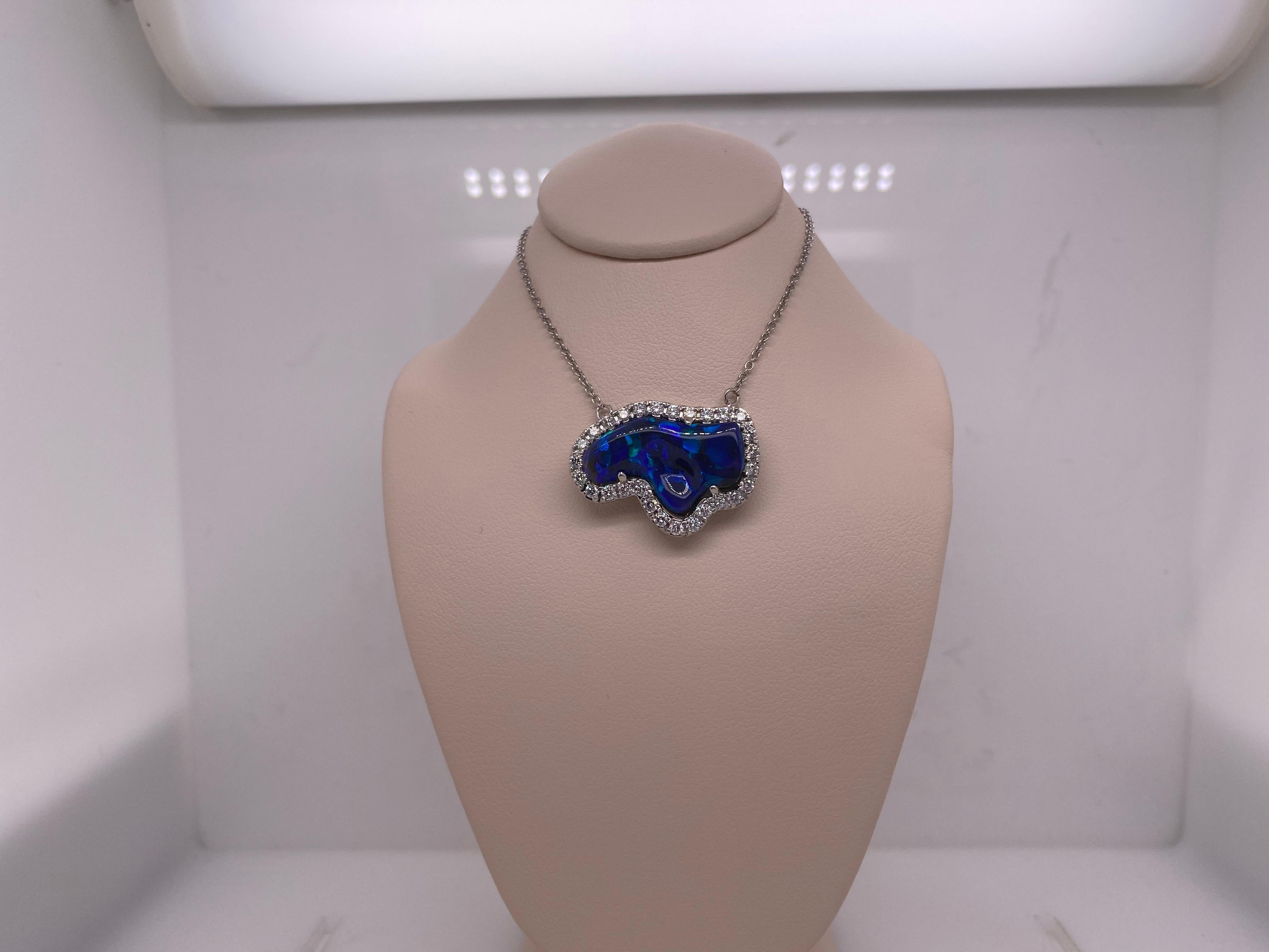 Halskette aus Platin mit 5,15 Karat australischem Opal und 1,00 Karat rundem Diamant-Halo (Rundschliff) im Angebot