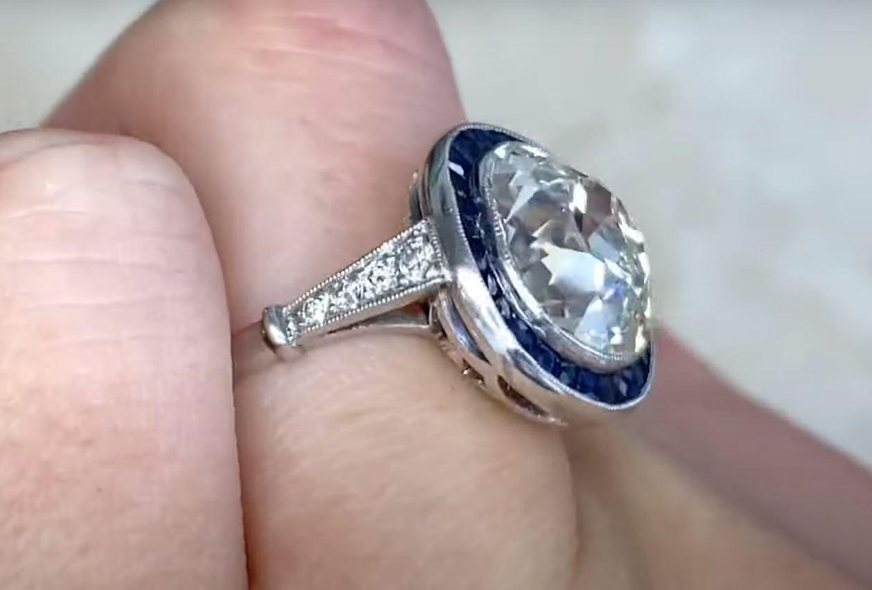 Bague de fiançailles en platine avec diamant taille coussin de 5,15 carats, halo de saphirs  Excellent état - En vente à New York, NY