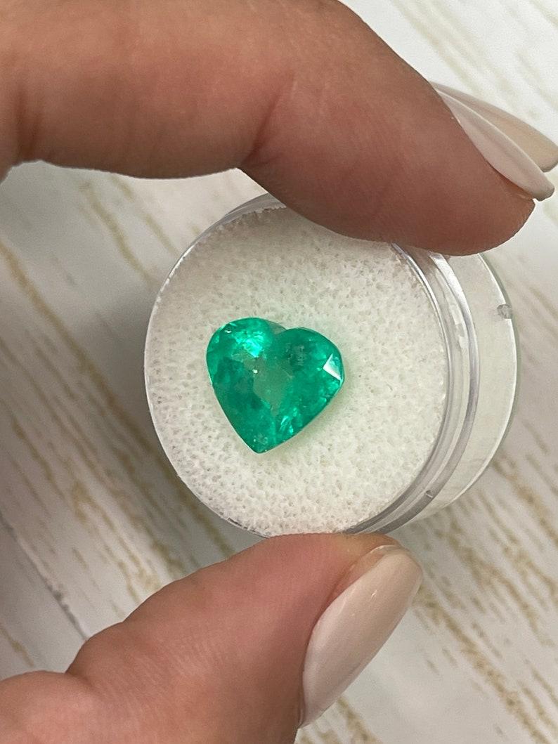 5.16 Karat kolumbianischer Smaragd im Herzschliff  Hellgrün 11x12 Loser Edelstein (Smaragdschliff) im Angebot