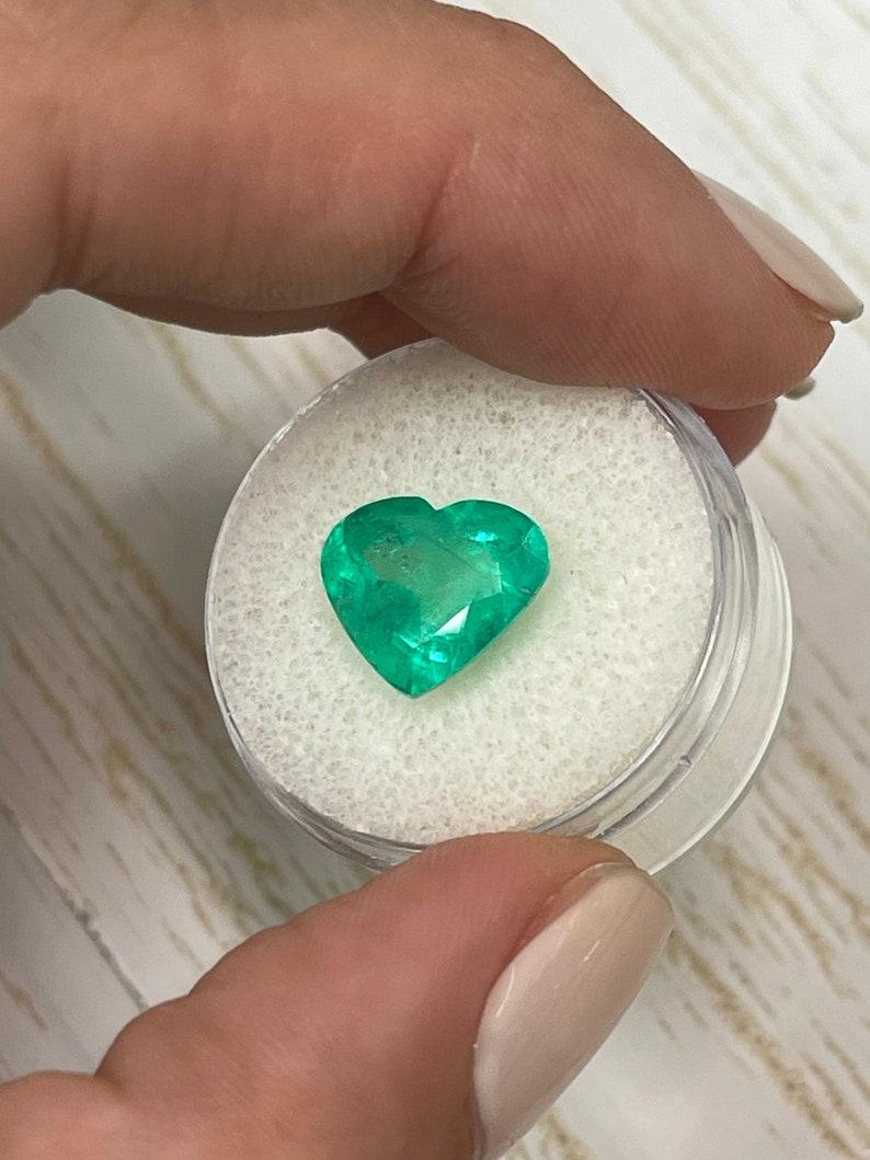 5.16 Karat kolumbianischer Smaragd im Herzschliff  Hellgrün 11x12 Loser Edelstein im Zustand „Neu“ im Angebot in Jupiter, FL
