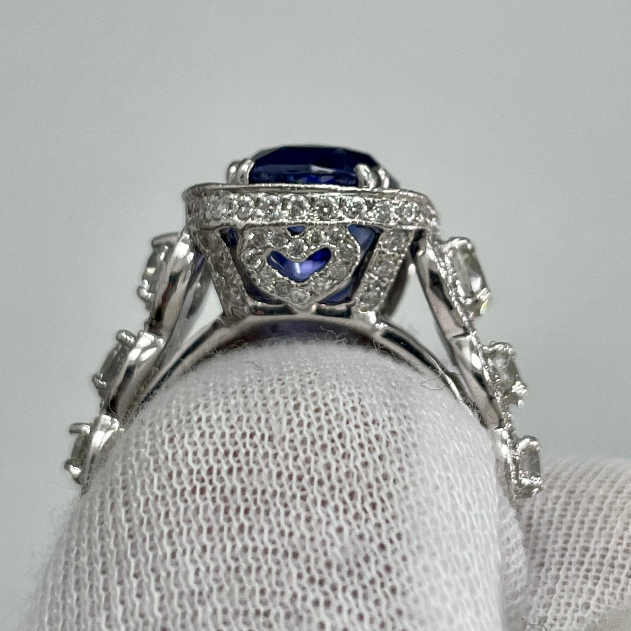 Ring aus 18 Karat Weißgold mit 5,16 Karat kräftigem blauen Saphir und Diamant (Kissenschliff) im Angebot