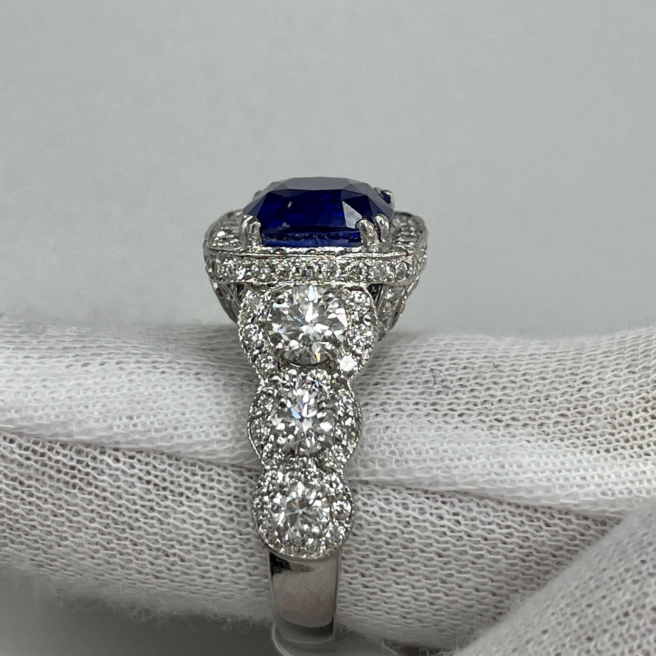 Ring aus 18 Karat Weißgold mit 5,16 Karat kräftigem blauen Saphir und Diamant im Zustand „Neu“ im Angebot in New York, NY