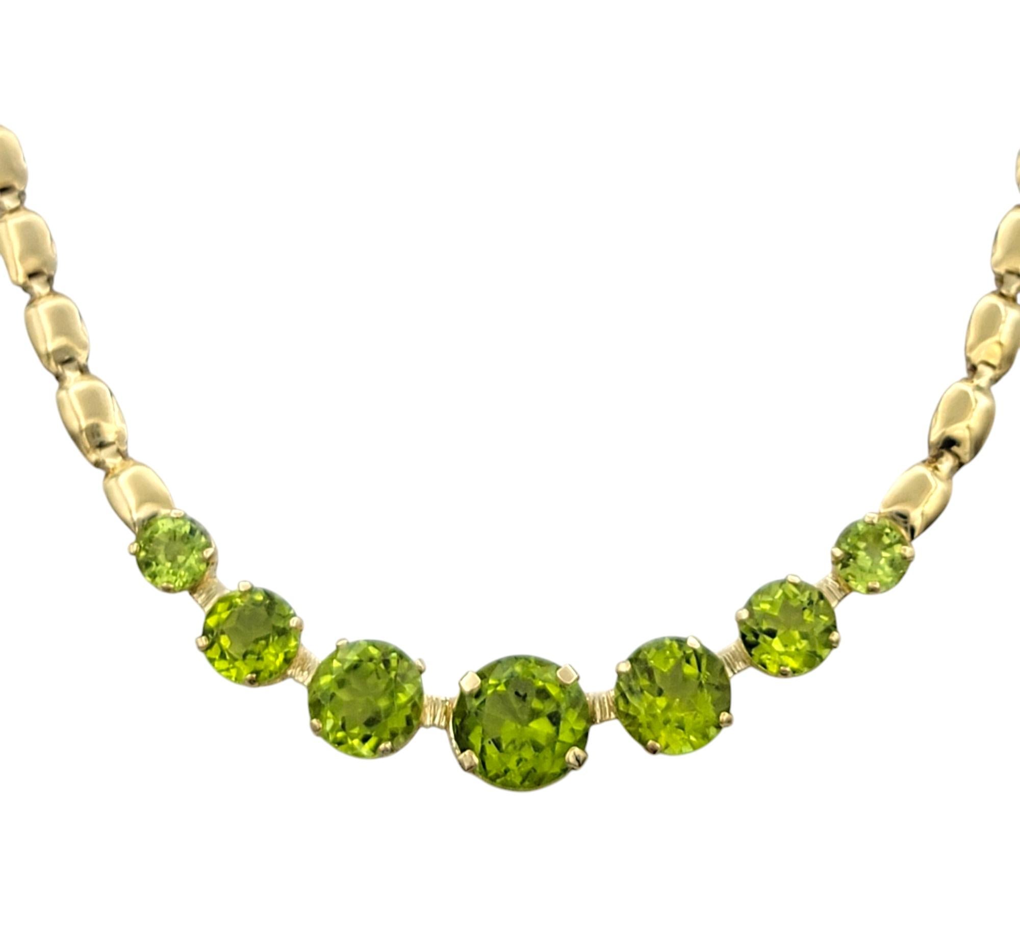 Frais, vibrant et plein de couleurs, ce collier de péridots apporte une élégance ludique à votre collection de bijoux. Sept pierres précieuses péridot de taille ronde sont gracieusement disposées le long d'une chaîne à maillons en or jaune 14 carats