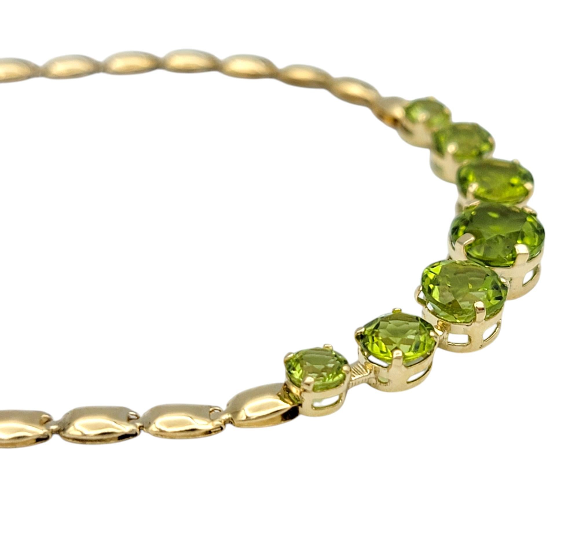 Contemporain Collier à maillons d'accentuation en or jaune 14 carats avec péridot taille ronde de 5,16 carats au total en vente