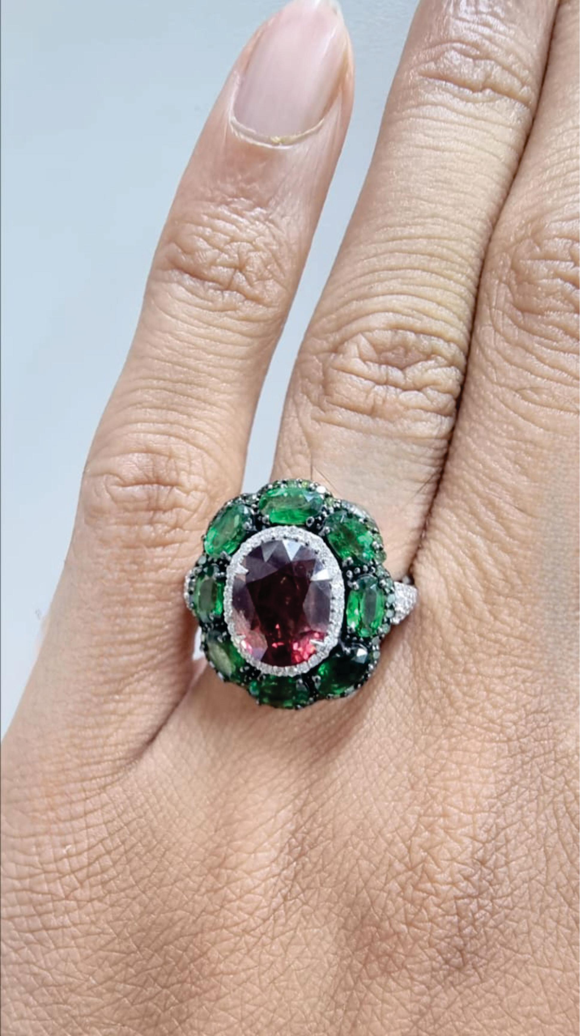 Oval Cut 5.16 cts of Tsavorite and Spinel and 0.5 cts of Diamond Ring For Sale