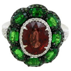 Anello con 5,16 carati di Tsavorite e Spinello e 0,5 carati di diamante