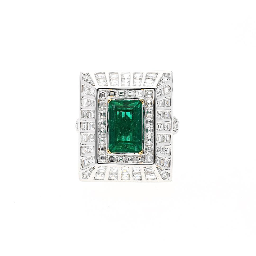 Bague de style Art déco en or blanc 18 carats, ornée d'une émeraude colombienne de 2,91 carats et d'un diamant baguette/rond de 2,85 carats de forme rectangulaire. 

Détails de la bague : 
- Type : Bague de cocktail
- Métal : Or blanc et jaune 18K
-