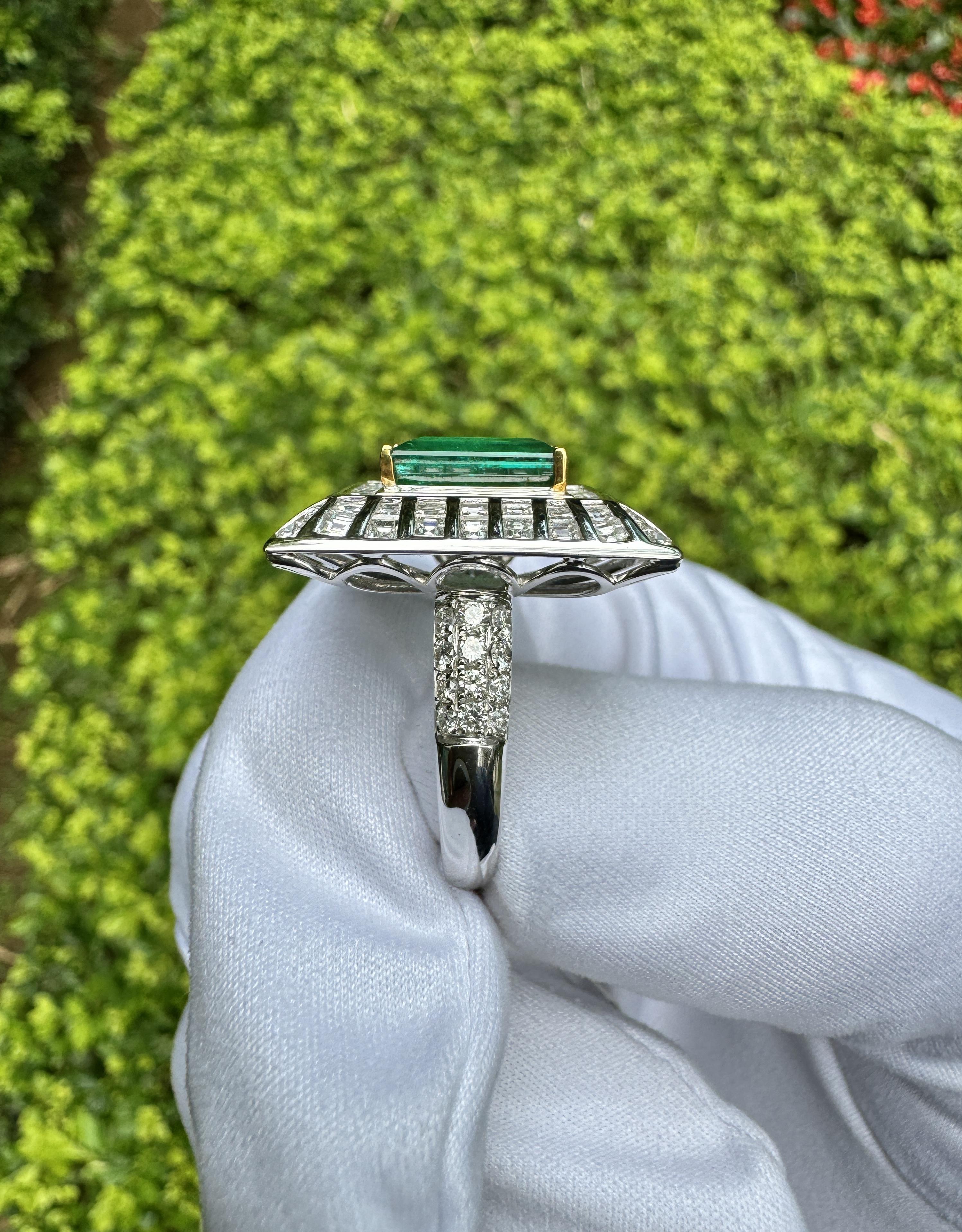 5.17 Carat Colombian Emerald & Baguette Diamond Rectangle Art Deco Frame Ring en vente 2