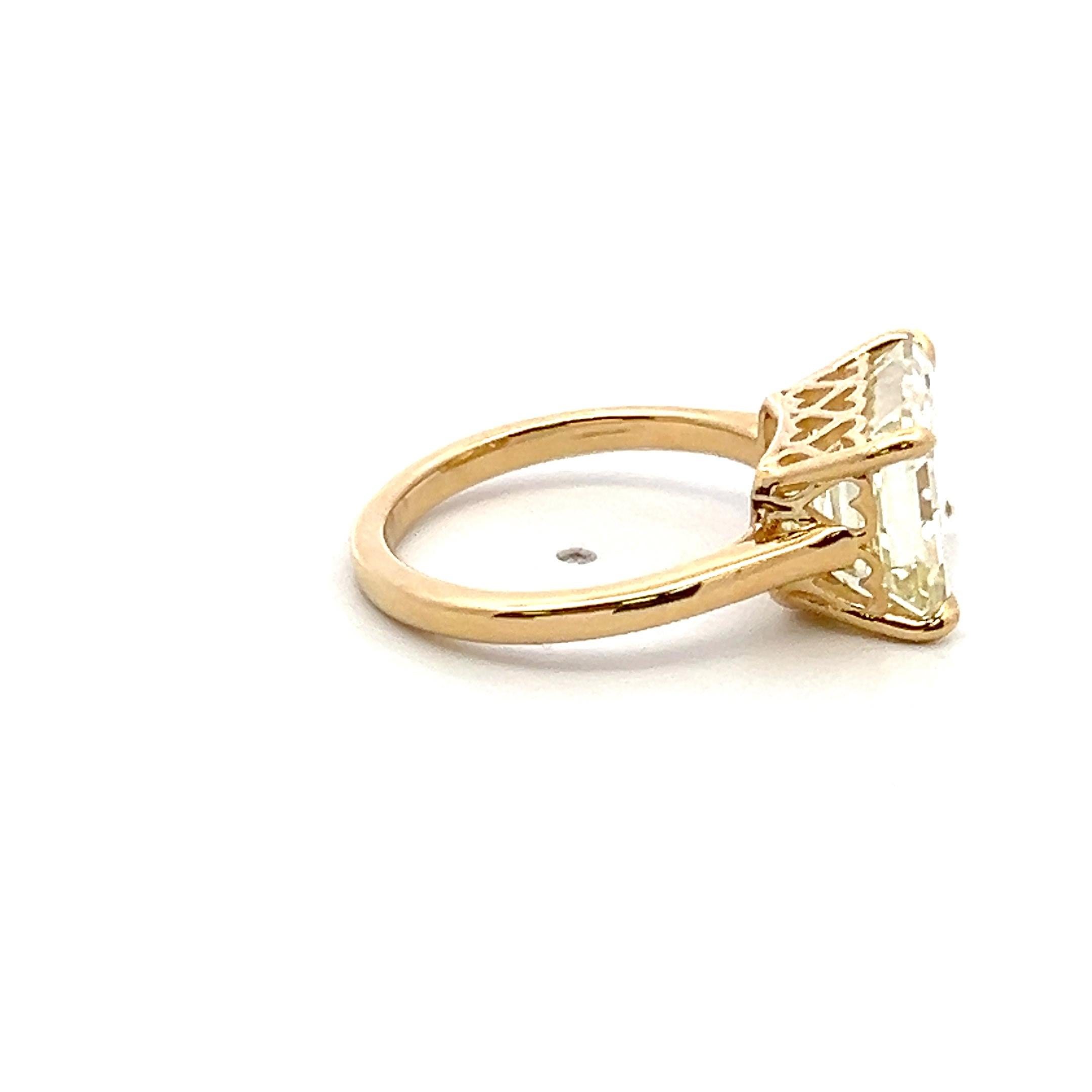 Title:
5.17 Carat Emerald Cut U VVS2 Diamond 18 Karat Yellow Gold Engagement Ring
Style:
Engagement
Metal:
18 Karat Yellow Gold
Gemstone 1:
5.17 Carat Diamond
Number of Stones:
1
Color:
U
Clarity:
VVS2
Shape:
Emerald Cut
GIA:
DIAM EC U VVS2 (GIA)