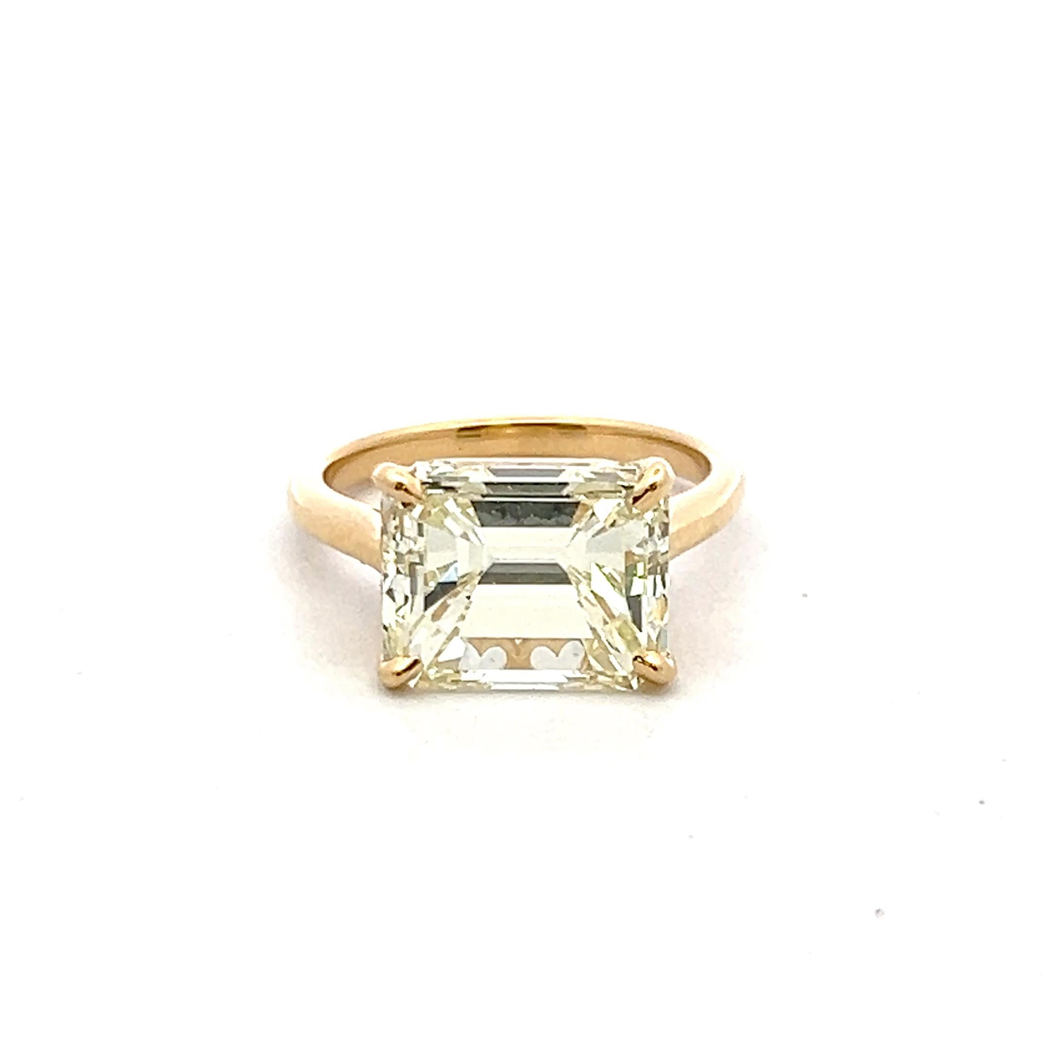 5.17 Carat Emerald Cut U VVS2 Diamond 18 Karat Yellow Gold Engagement Ring For Sale 1