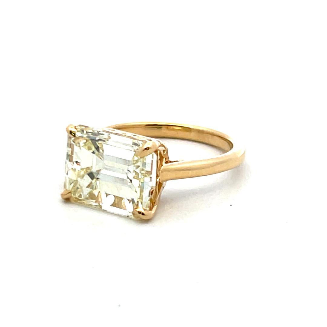 5.17 Carat Emerald Cut U VVS2 Diamond 18 Karat Yellow Gold Engagement Ring For Sale 2