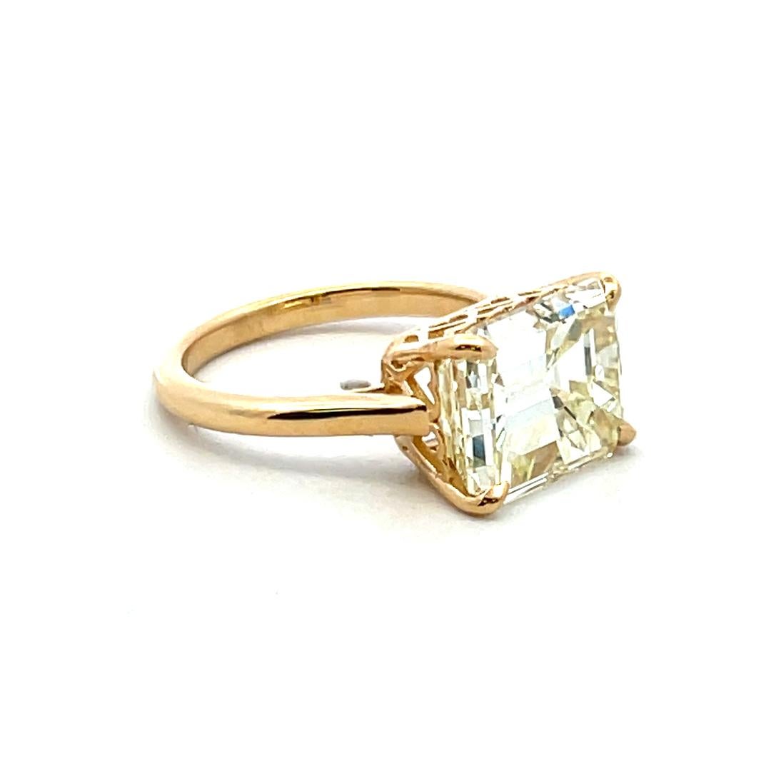 5.17 Carat Emerald Cut U VVS2 Diamond 18 Karat Yellow Gold Engagement Ring For Sale 3