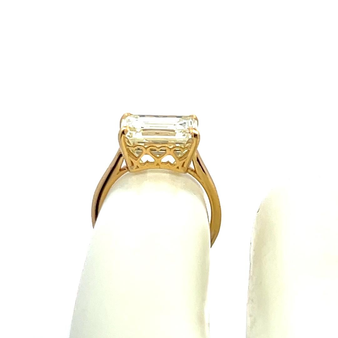 5.17 Carat Emerald Cut U VVS2 Diamond 18 Karat Yellow Gold Engagement Ring For Sale 4