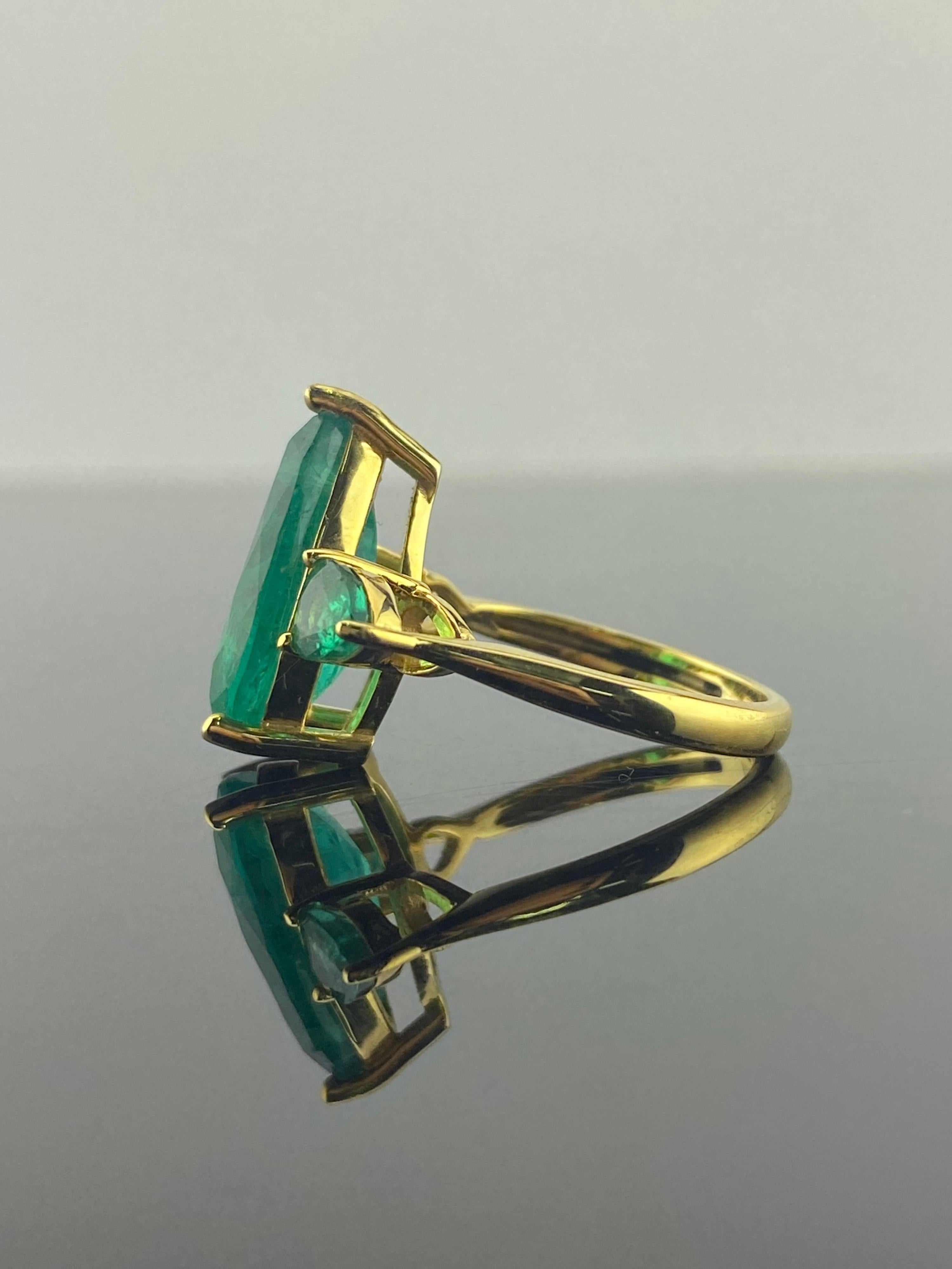 5.17 Carat Emerald Three Stone Engagement Ring In New Condition In Bangkok, Thailand