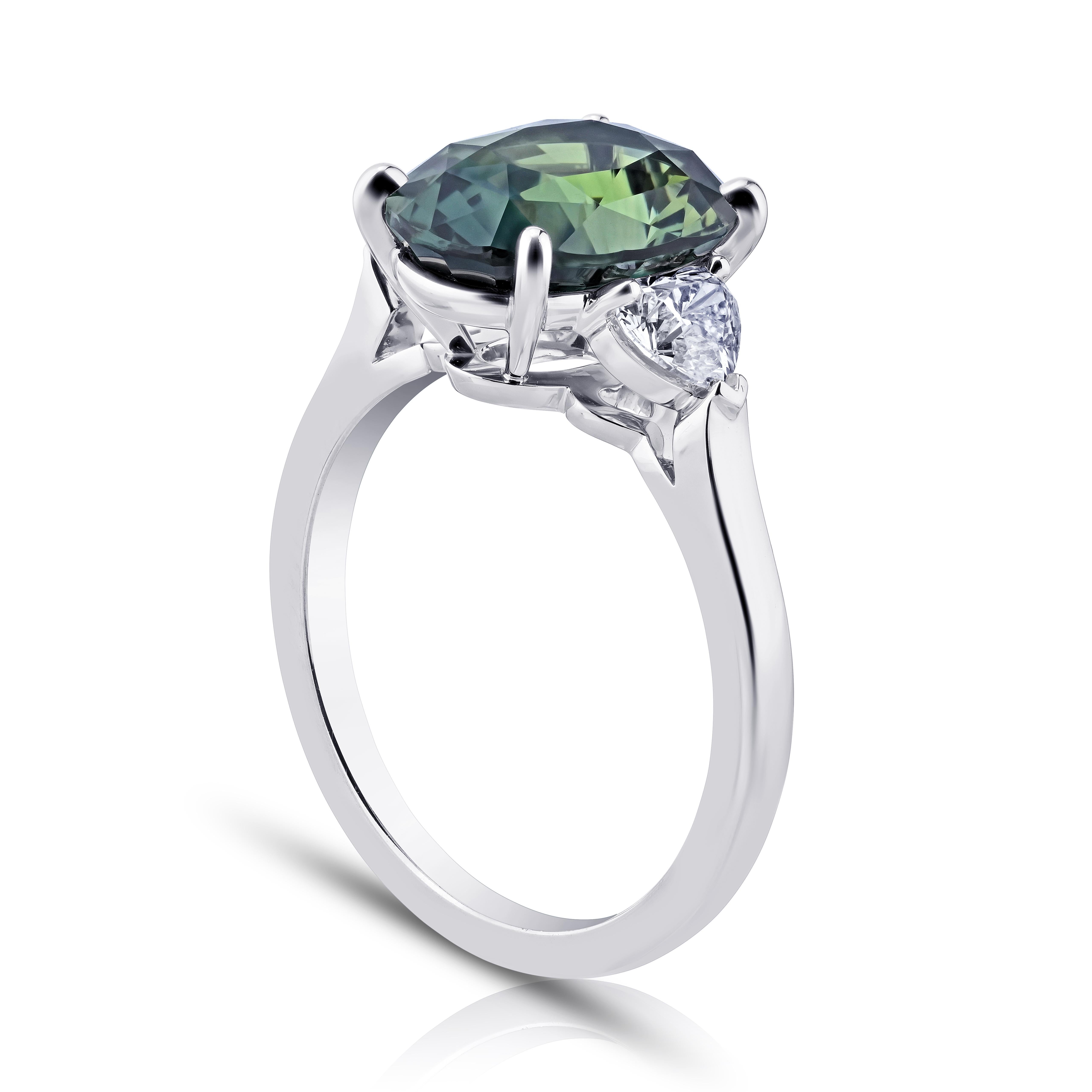Ovale vert de 5.17 carats  Saphir et diamants brillants modifiés en forme de cœur de 0,63 carats sertis dans une bague en platine.