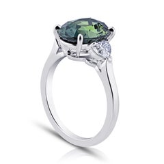Anello in platino con zaffiro verde ovale e diamante da 5.17 carati