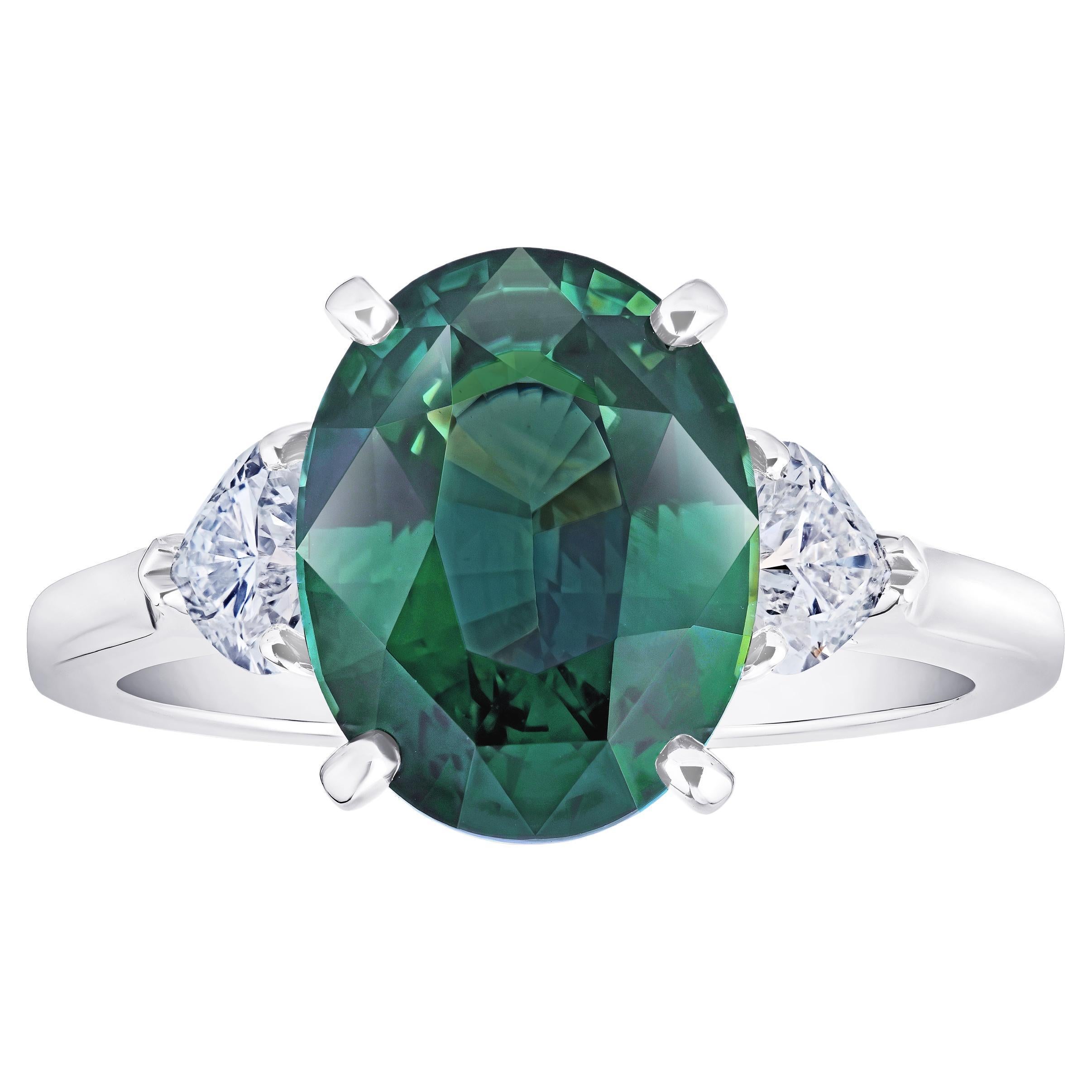 Bague en platine avec saphir vert ovale de 5.17 carats et diamants en vente