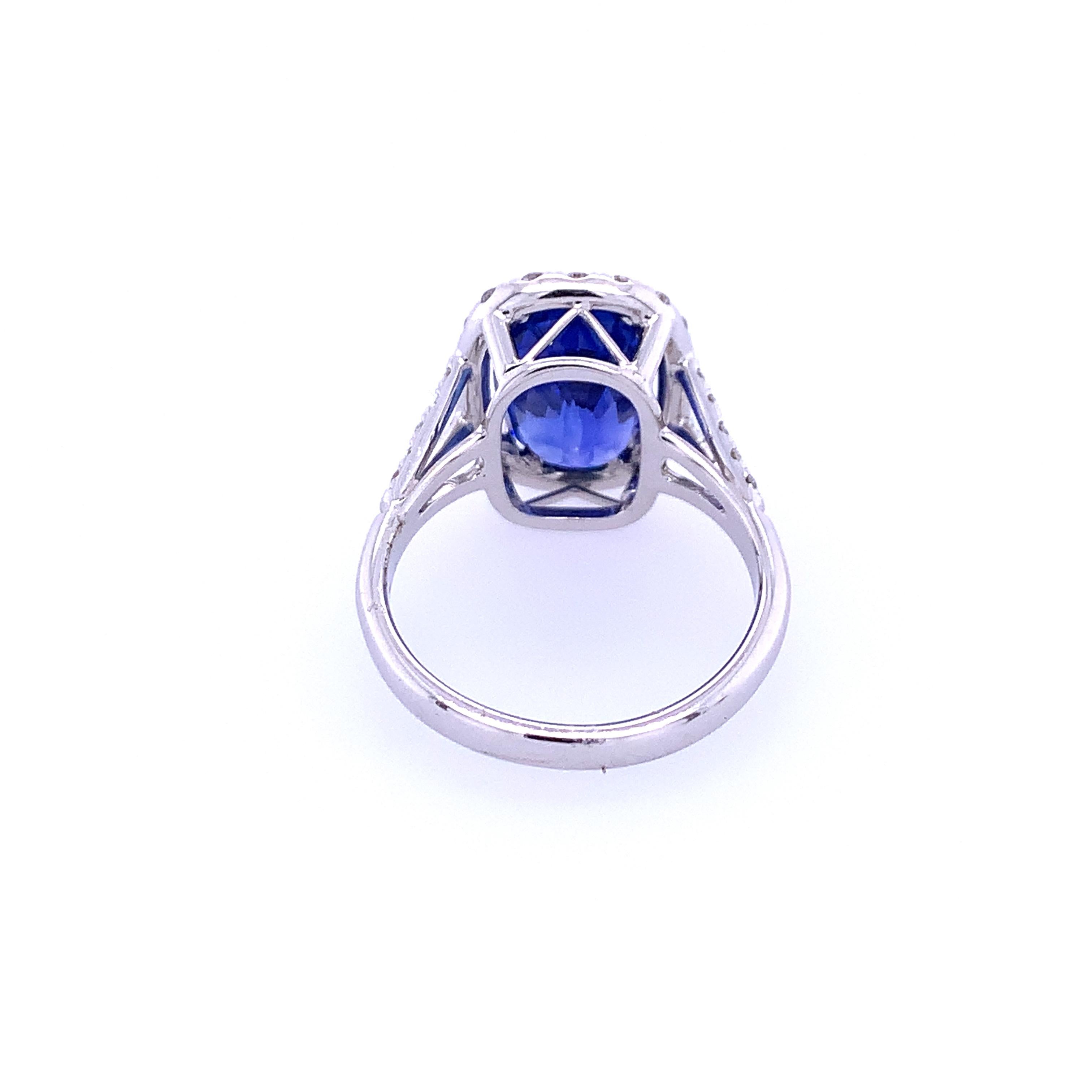 Women's or Men's 5.17 Carat Oval Sapphire and Diamond Gold Contemporary Ring For Sale