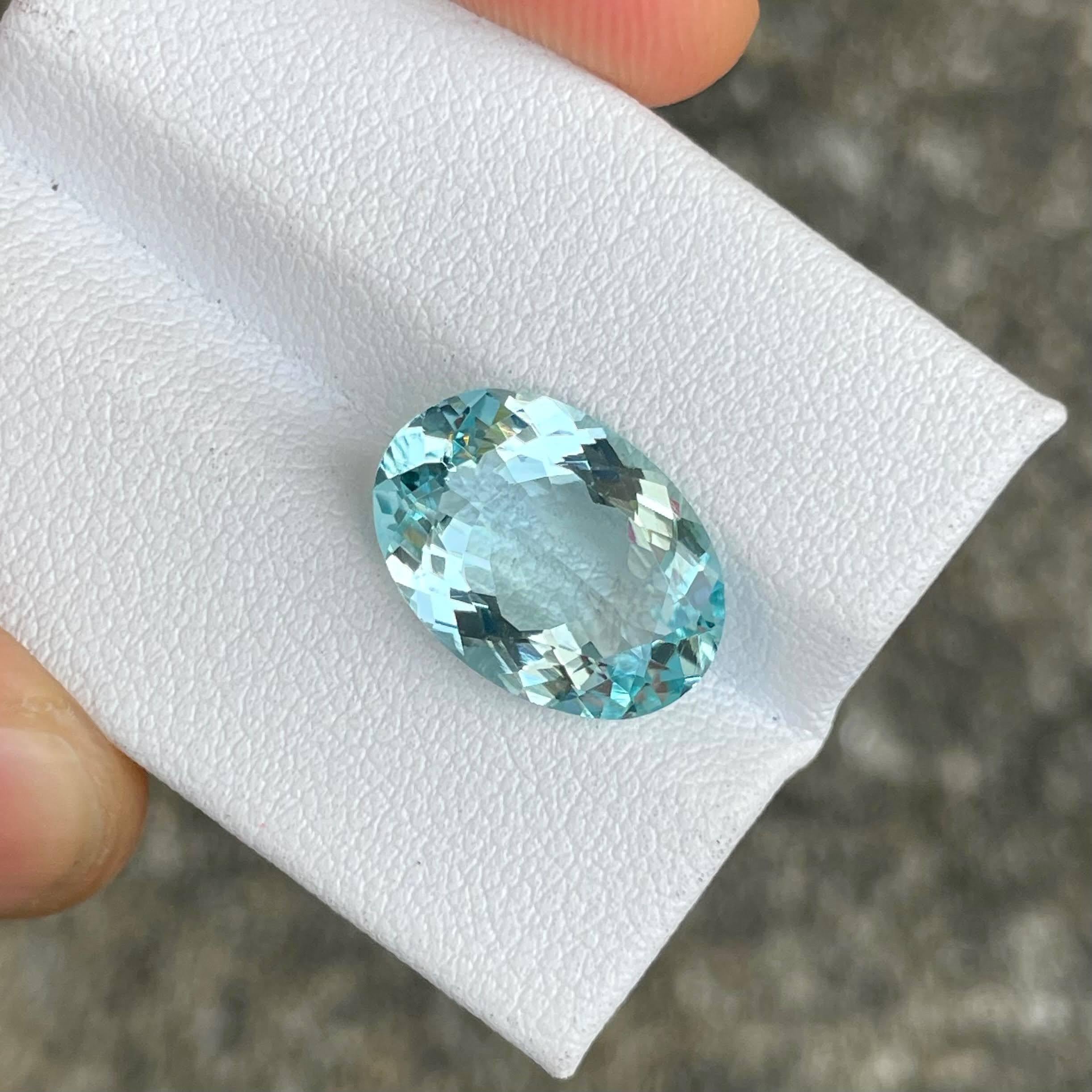 Women's or Men's 5.17 carats Blue Aquamarine Stone Oval Cut Natural African Gemstone For Sale
