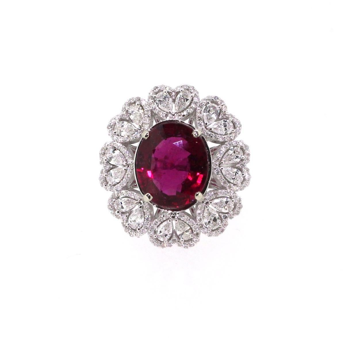5.17 Carat Rubellite Tourmaline and Diamonds Cluster Heart Ring, 18 Karat Gold In Good Condition For Sale In London, GB