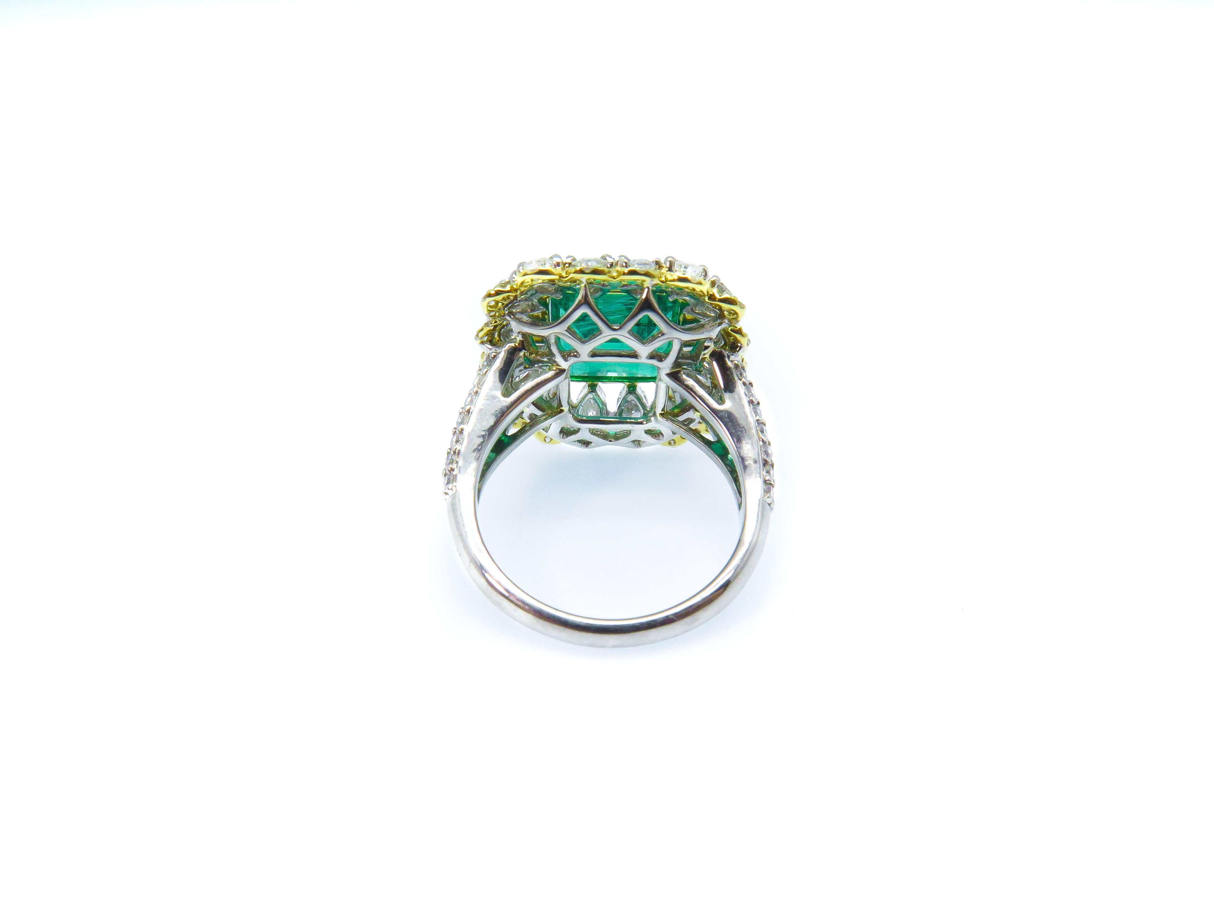 18 Karat Yellow White Gold 5.18 Carat Emerald and Pear Shape Diamond ClusterRing In New Condition For Sale In London, GB
