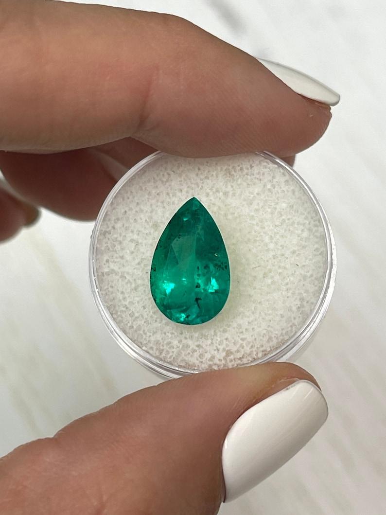Esmeralda colombiana pecosa de 5,18 quilates - Lágrima talla pera Piedra de nacimiento de mayo Gemston Moderno en venta