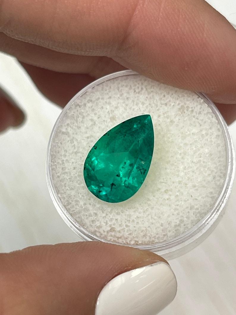 Esmeralda colombiana pecosa de 5,18 quilates - Lágrima talla pera Piedra de nacimiento de mayo Gemston Corte pera en venta