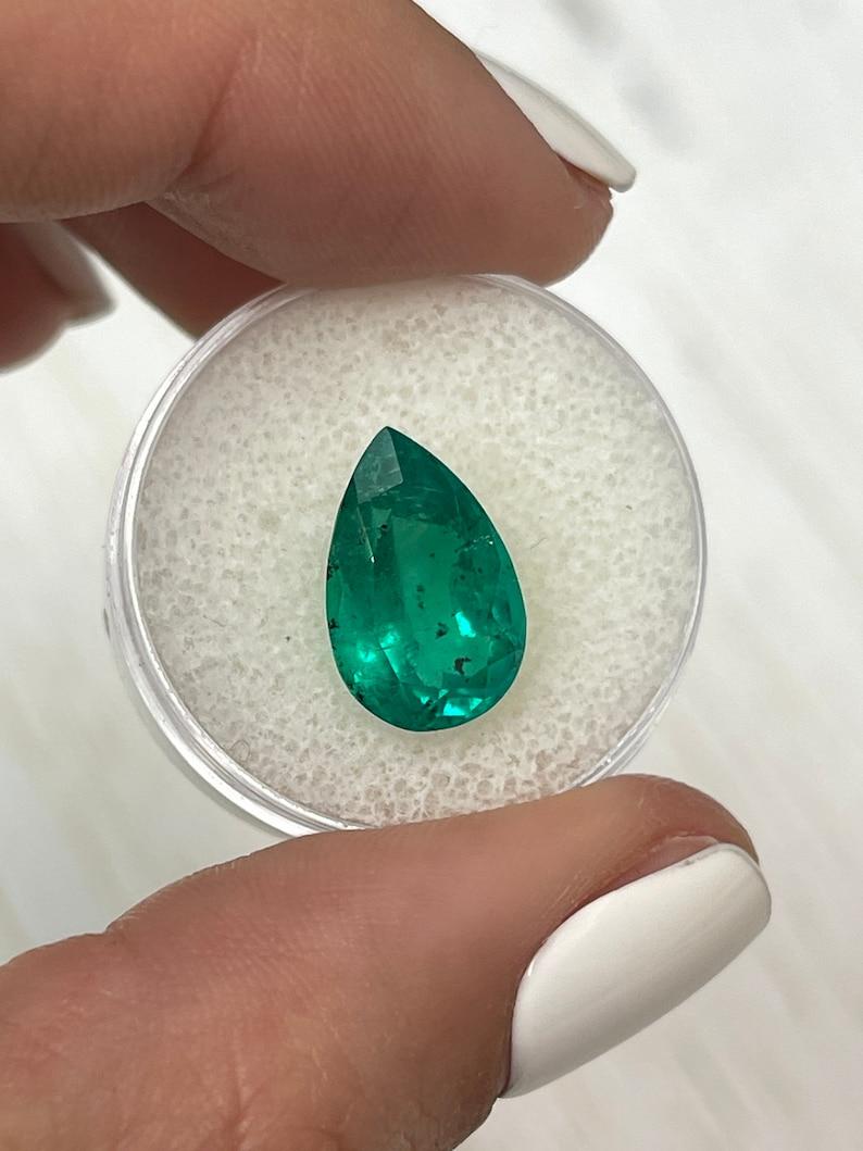 Esmeralda colombiana pecosa de 5,18 quilates - Lágrima talla pera Piedra de nacimiento de mayo Gemston en Nuevo estado para la venta en Jupiter, FL