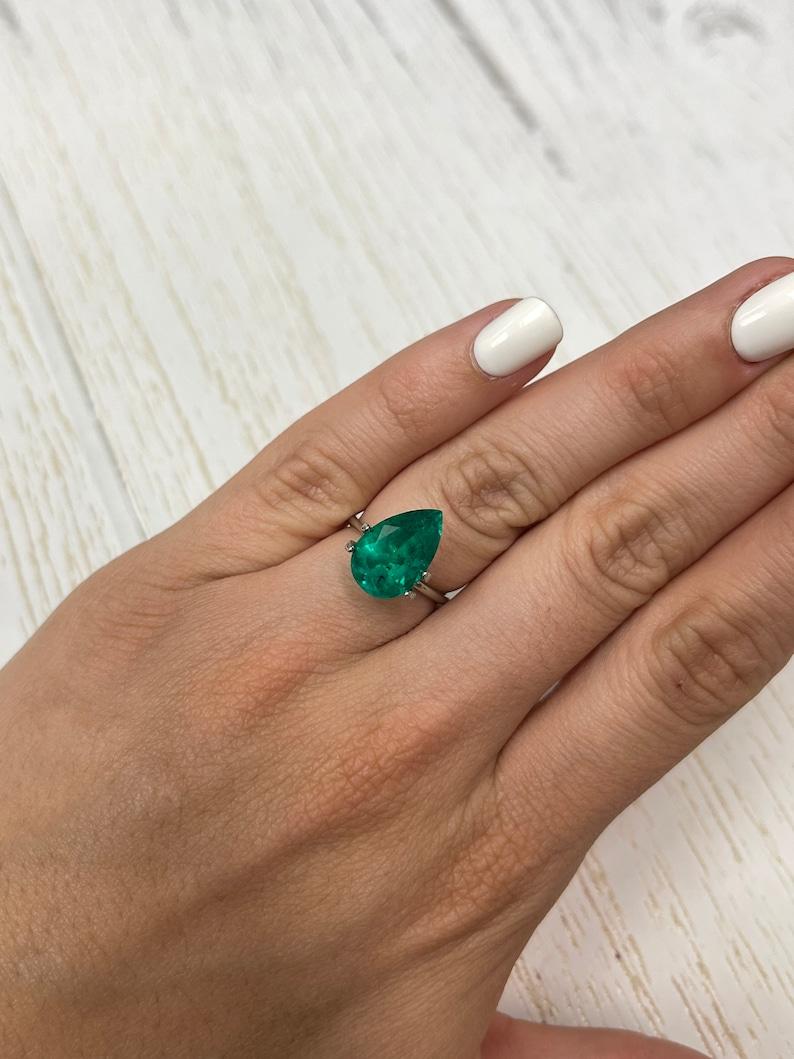 Esmeralda colombiana pecosa de 5,18 quilates - Lágrima talla pera Piedra de nacimiento de mayo Gemston en venta 3