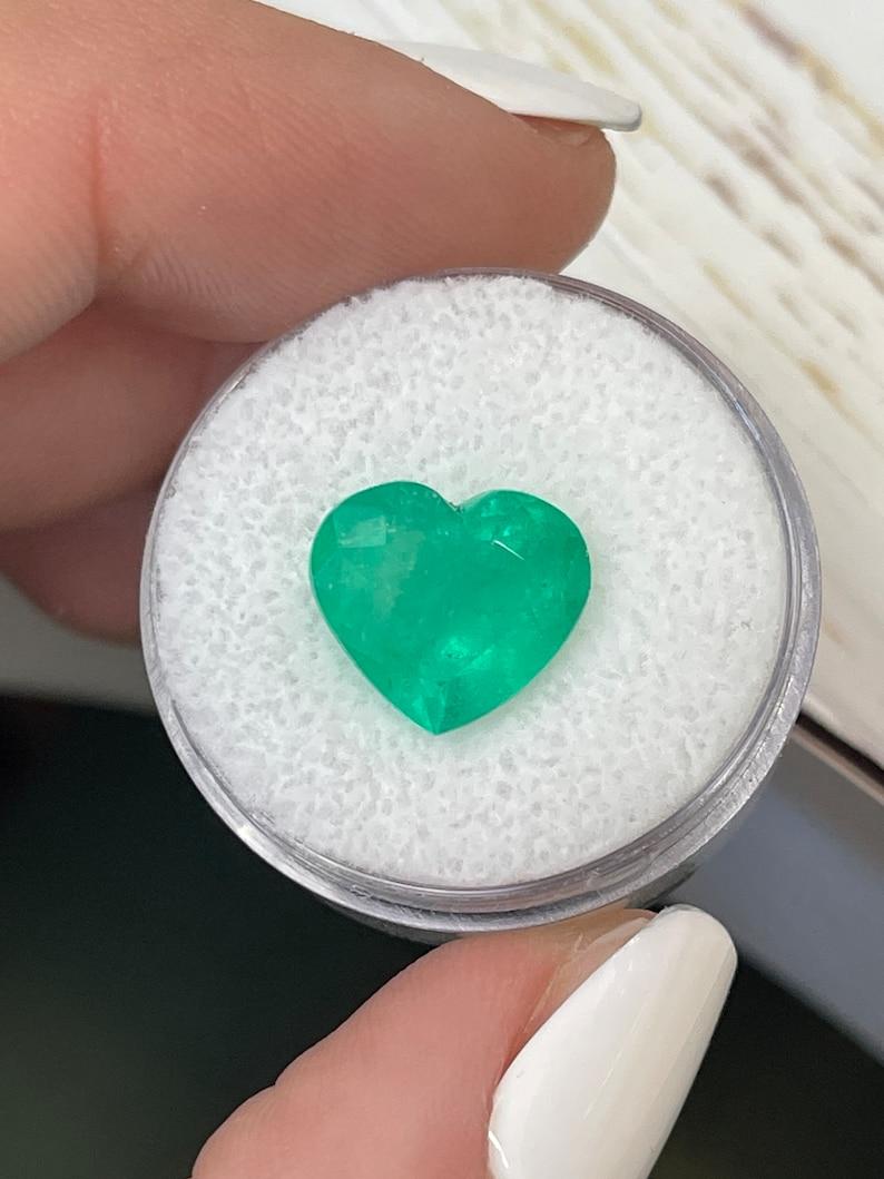 5.18 Carat Heart-Cut Colombian Emerald  Intense Green 12x10 Loose Gemstone In New Condition For Sale In Jupiter, FL