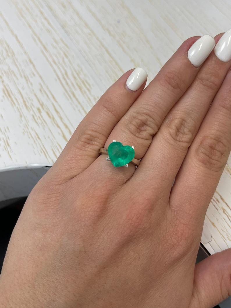 5.18 Carat Heart-Cut Colombian Emerald  Intense Green 12x10 Loose Gemstone For Sale 1