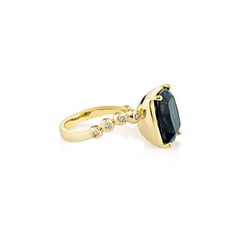 Sunita Nahata London Blauer Topas 5.18 Karat. Fancy Ring aus 18KYG mit Diamant.