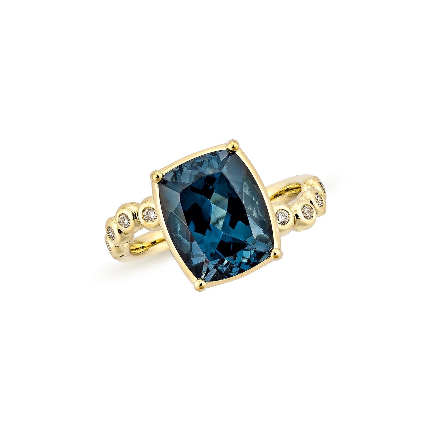 Contemporain Bague fantaisie en or jaune 18 carats avec diamants et topaze bleue de Londres de 5,18 carats en vente