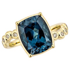5,18 Karat Londoner Blautopas Ausgefallener Ring aus 18 Karat Gelbgold mit Diamant.