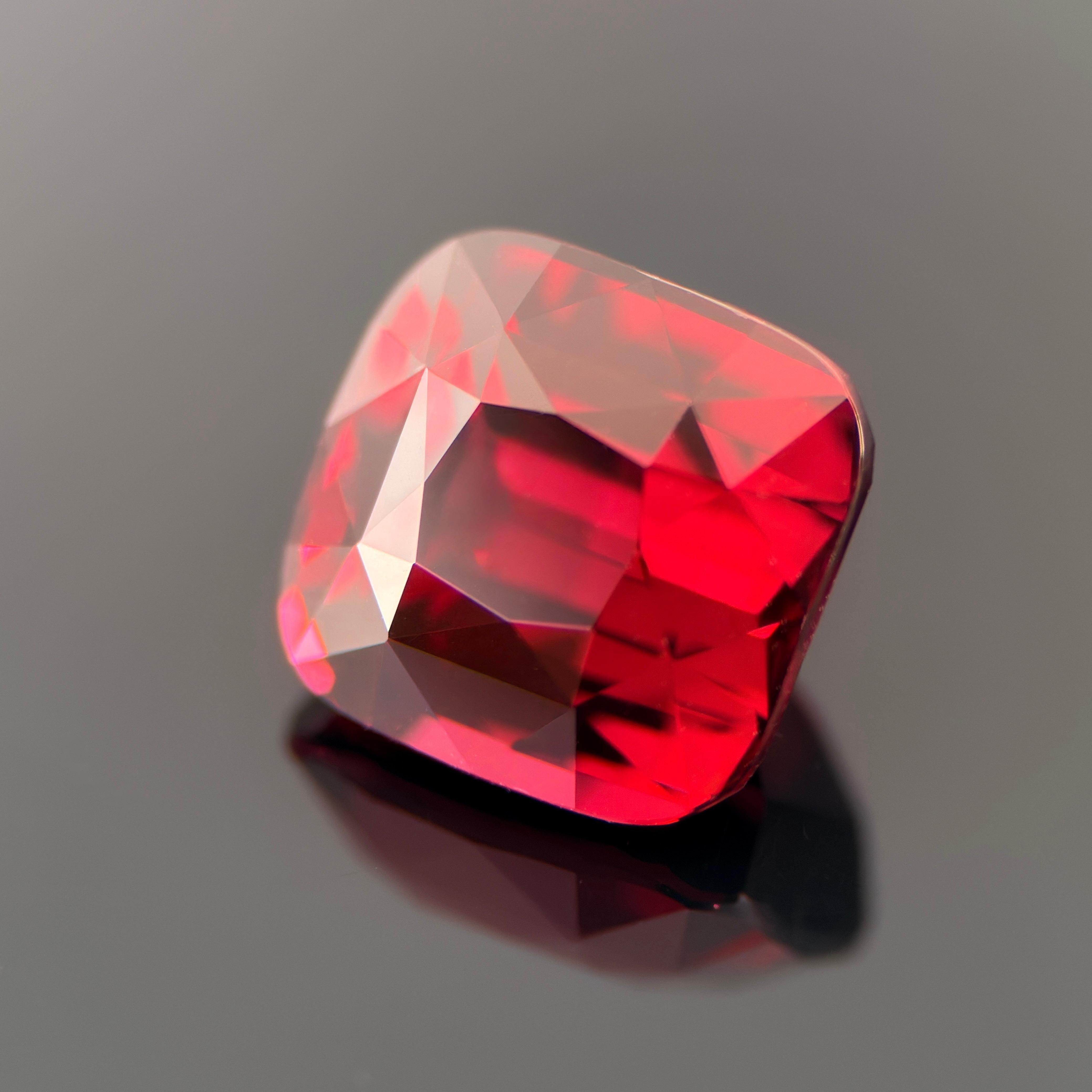 Taille coussin Grenat naturel de 5,18 carats - taille coussin rouge foncé avec un feu intense en vente