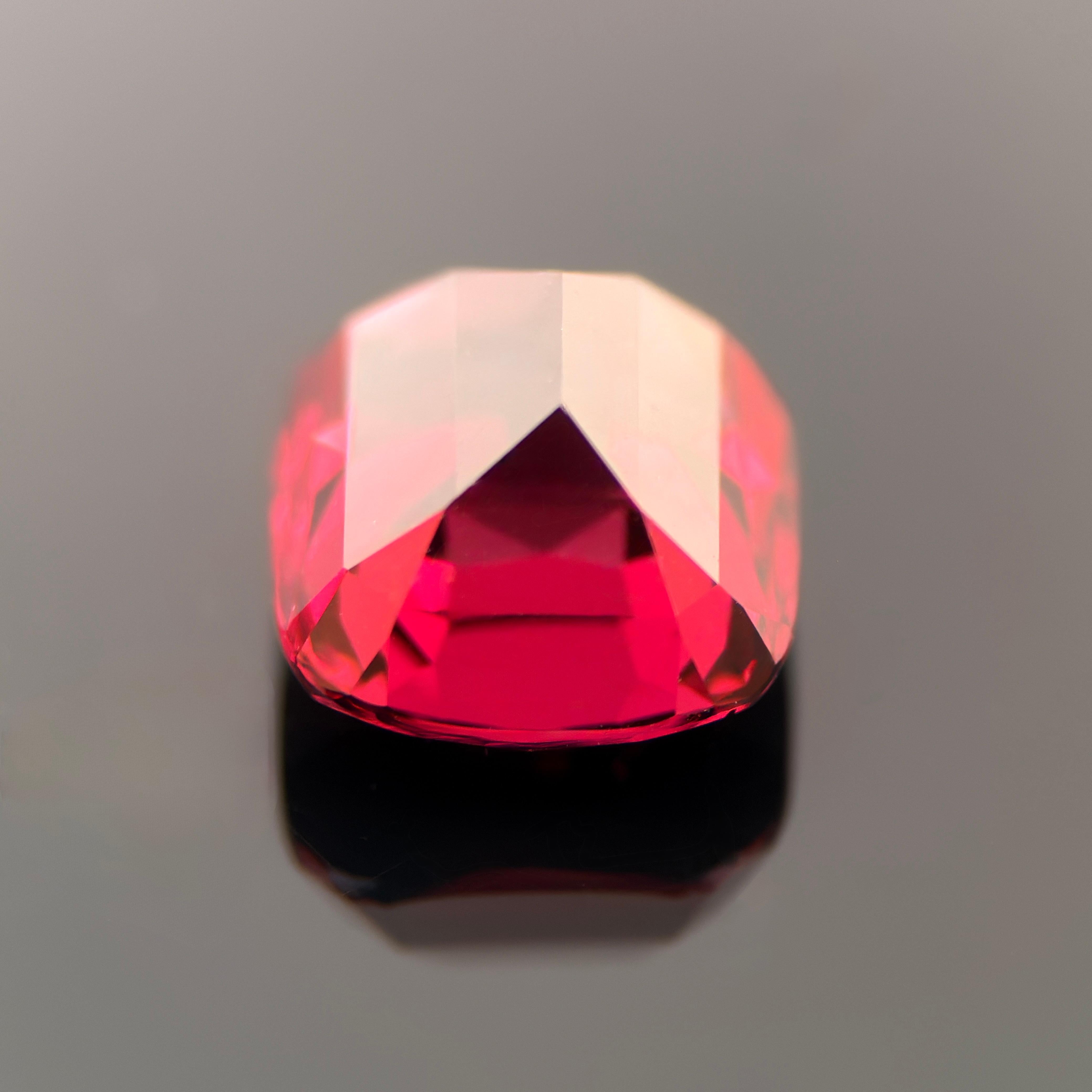 Grenat naturel de 5,18 carats - taille coussin rouge foncé avec un feu intense Unisexe en vente