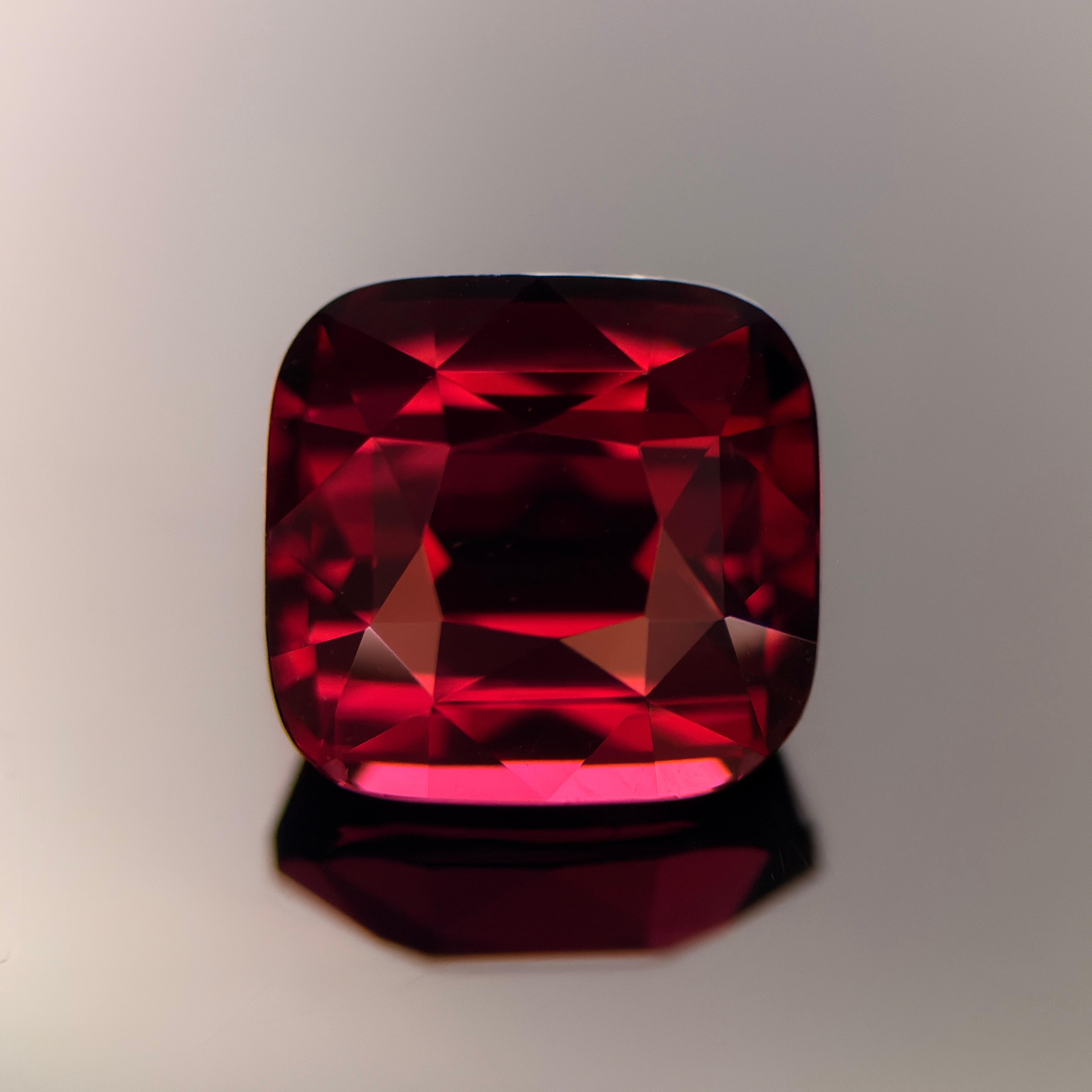 Grenat naturel de 5,18 carats - taille coussin rouge foncé avec un feu intense en vente 2