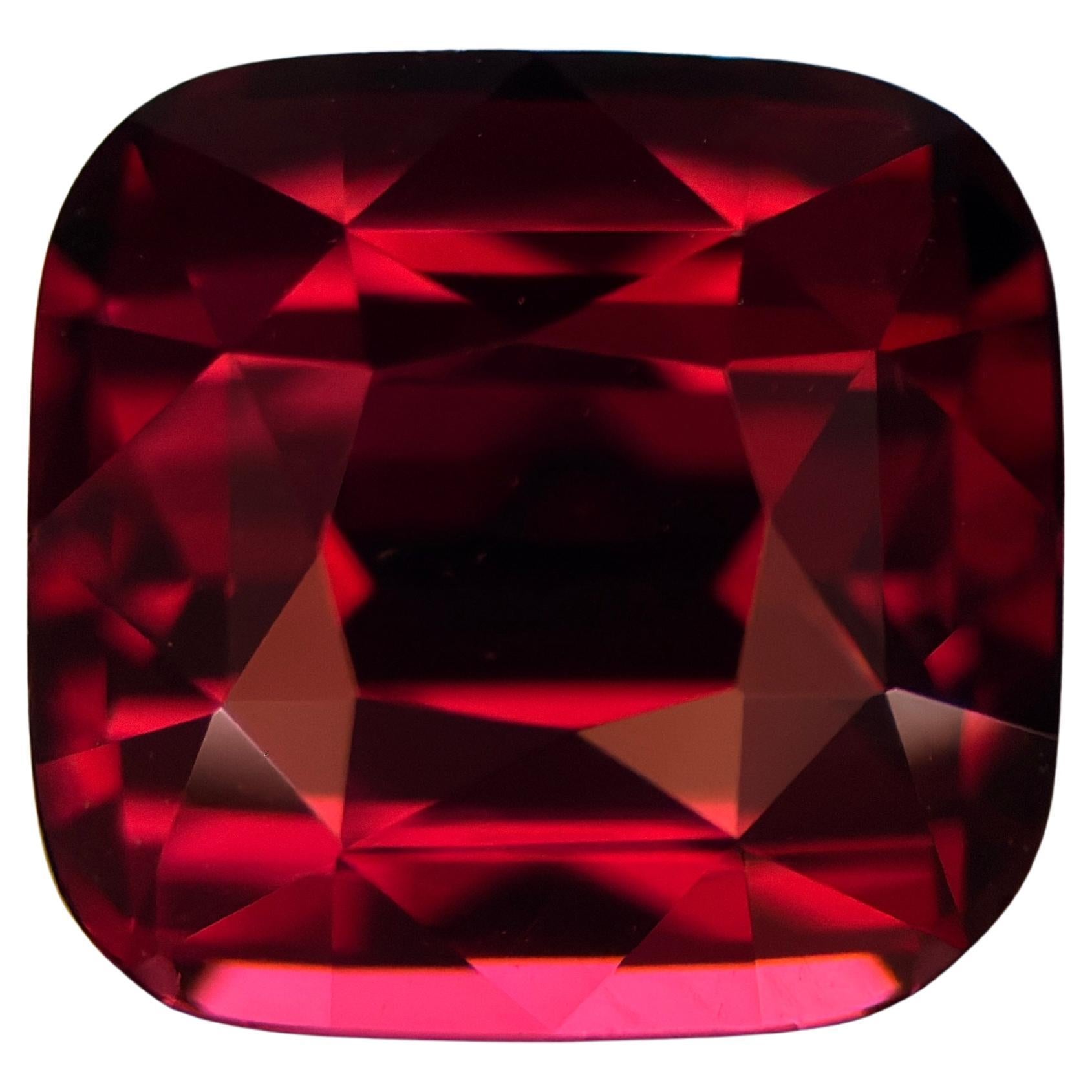 Grenat naturel de 5,18 carats - taille coussin rouge foncé avec un feu intense