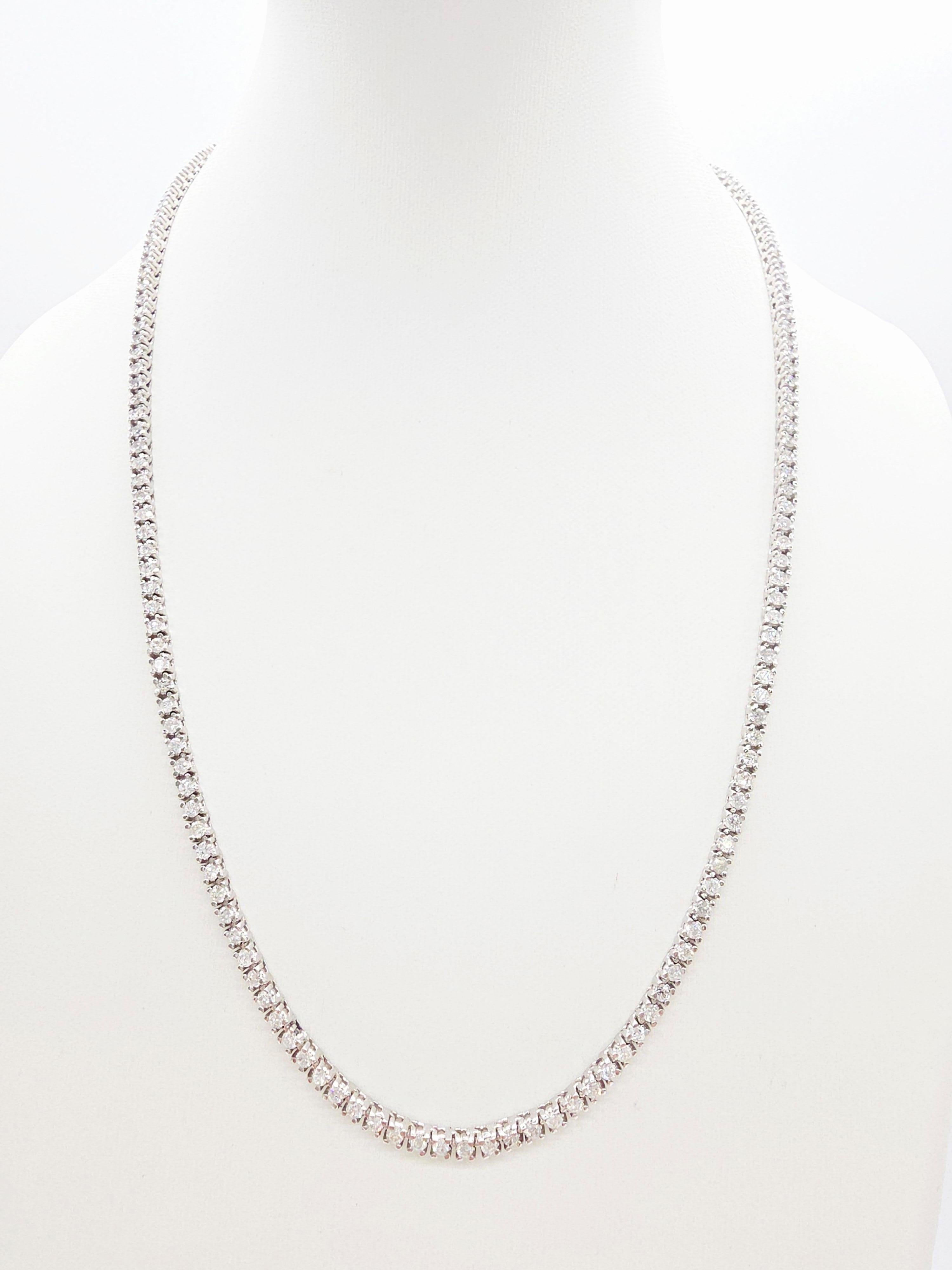Una lussuosa e brillante collana tennis con 5.18 carati di diamanti bianchi naturali a taglio tondo-brillante. Incastonato in oro bianco massiccio 14k con un classico stile a quattro punte che massimizza lo scintillio e il riflesso della luce.

Peso