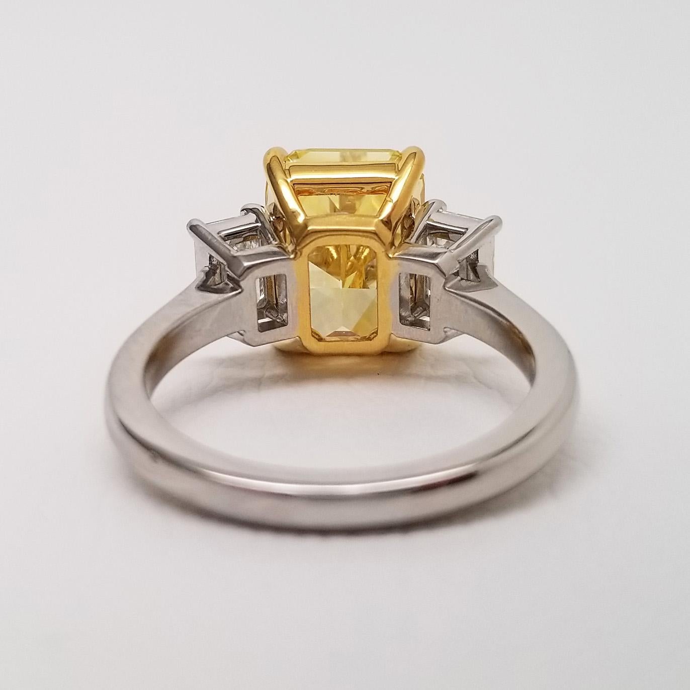 5,18 ct Smaragd-Schliff Fancy Vivid Yellow Diamond 3 Stein Verlobungsring GIA 18k  (Moderne) im Angebot