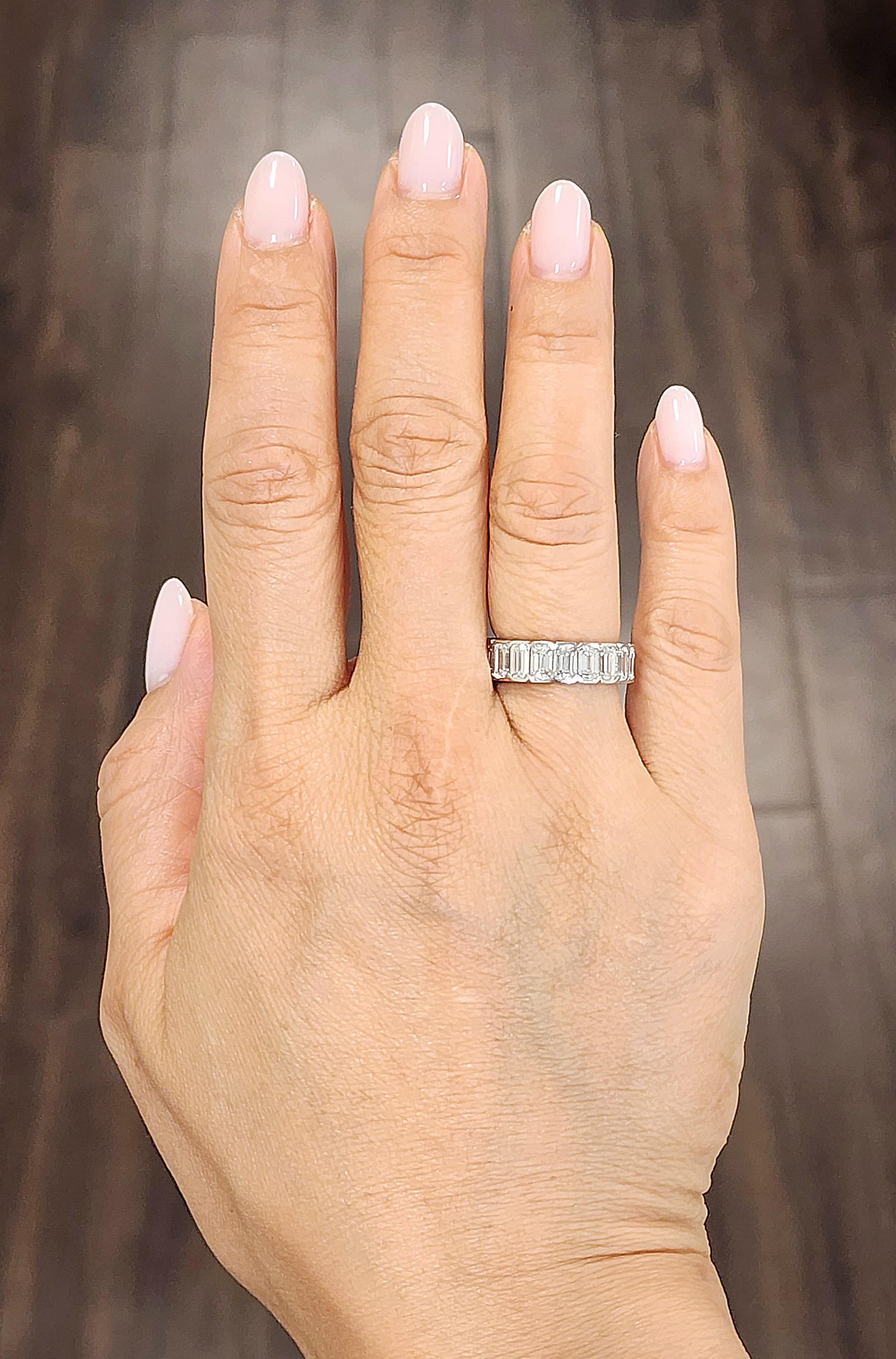 Ein atemberaubender Diamantring mit 5,18 Karat im Smaragdschliff zeigt eine nahtlose Anordnung von weißen Steinen, die Brillanz und Klarheit ausstrahlen. Die 20 Diamanten mit den Graden G/H in der Farbe und VS1/VS2 in der Reinheit sind sorgfältig