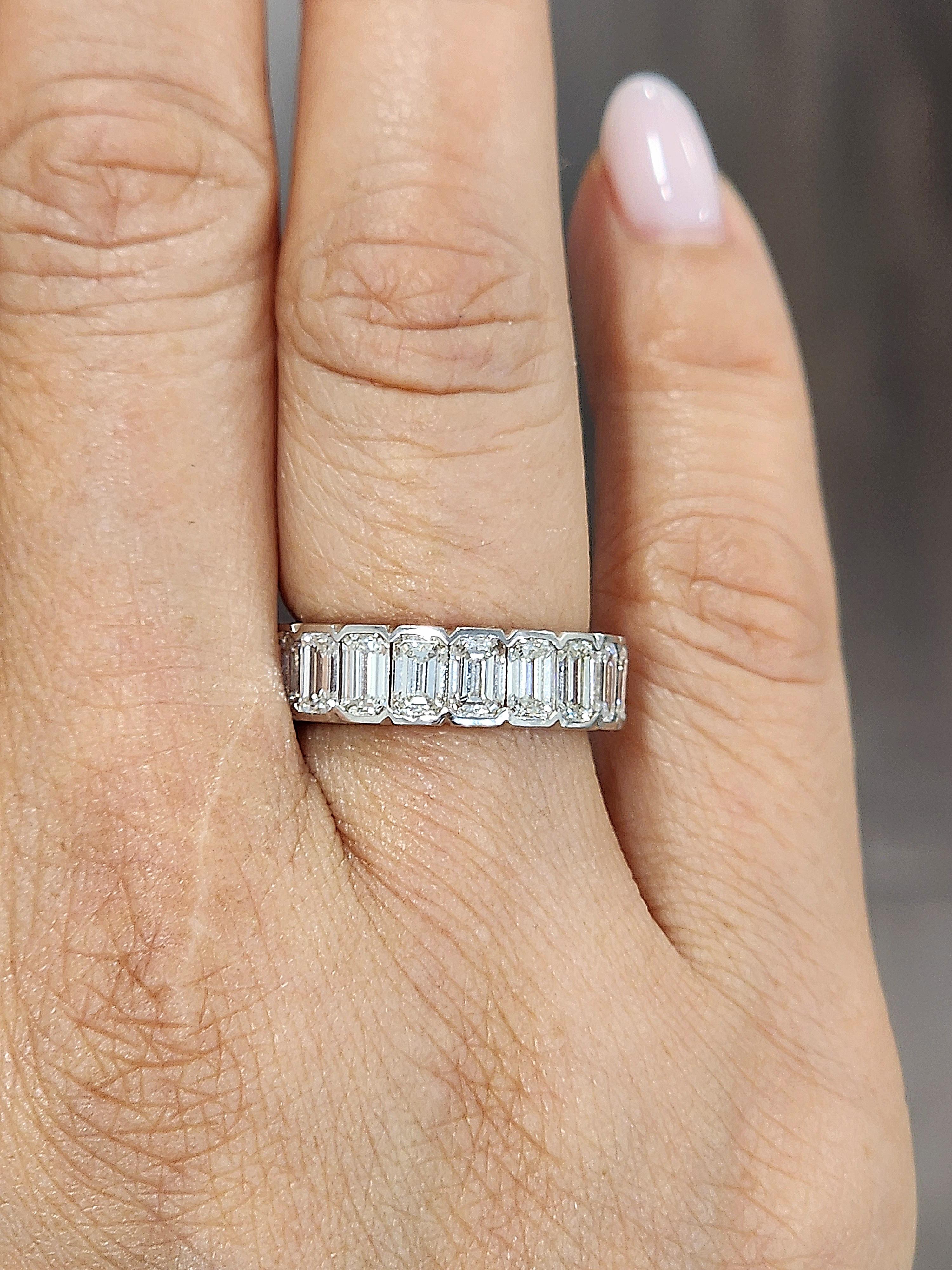 5,18 ct Smaragd Schliff Halb Lünette Set Diamant Eternity Ring (Moderne) im Angebot